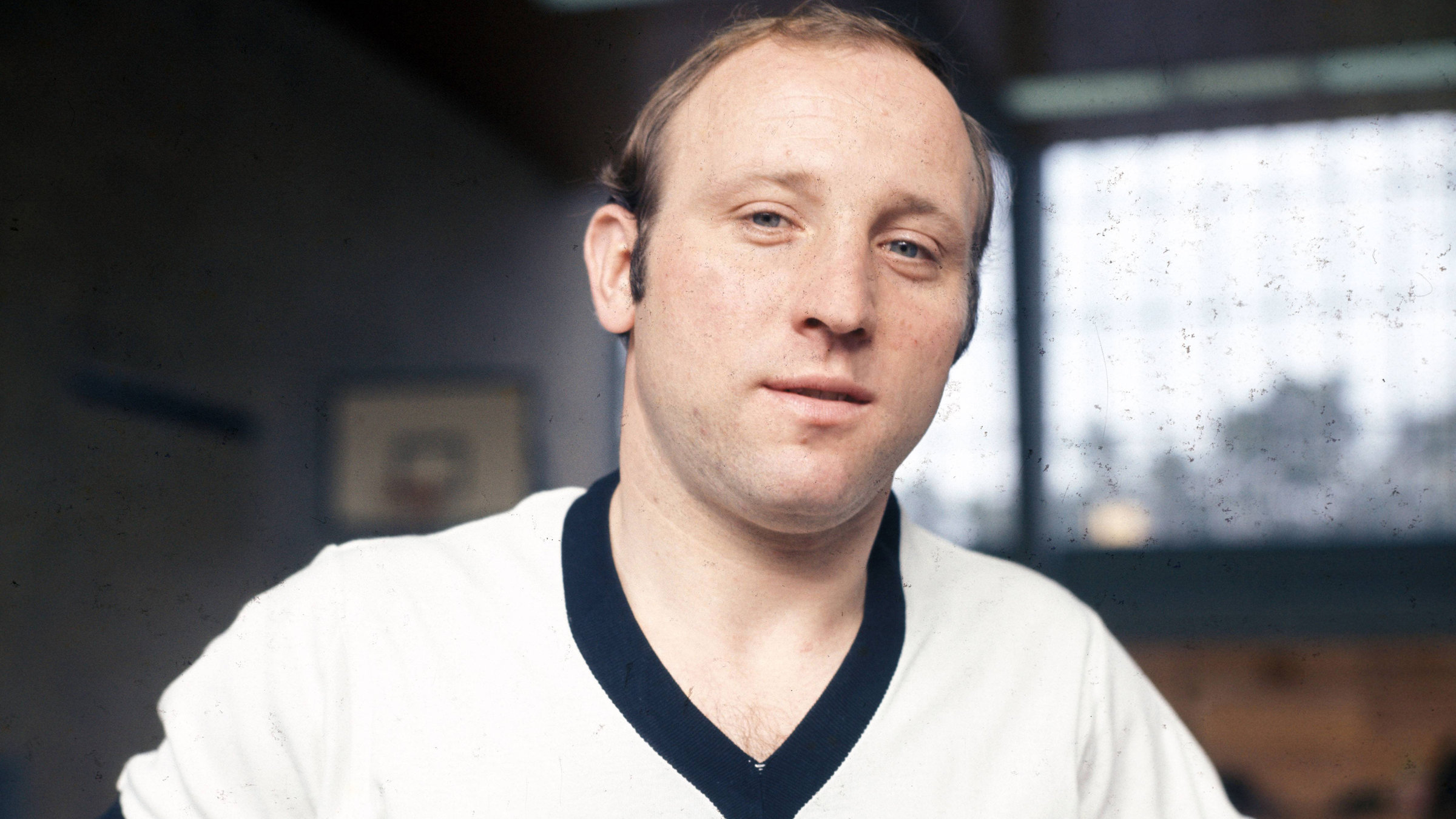 "Terra X History - "Uns Uwe" Seeler - Deutschlands Fußballheld". Uwe Seeler steht in einer Halle im Trikot der deutschen Fußballnationalmannschaft, er stützt seine Hände in die Hüften und blickt in die Kamera, 1970.