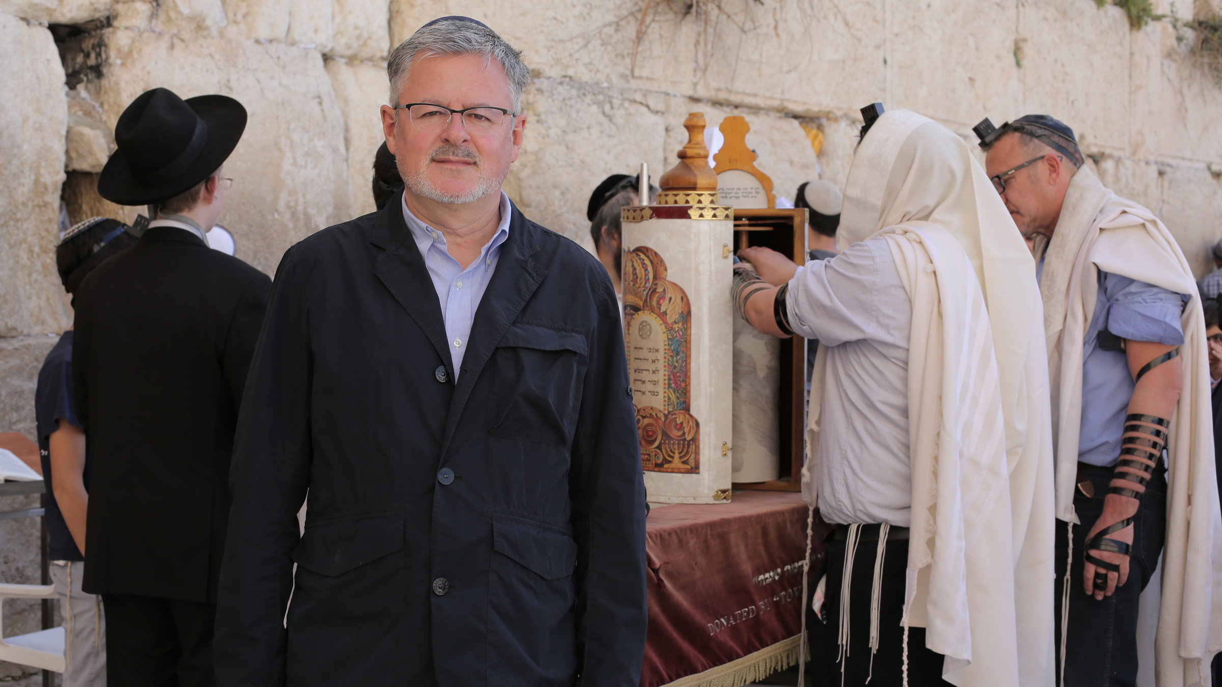 "Terra X: Exodus? - Eine Geschichte der Juden in Europa": Christopher Clark steht an der Klagemauer in Jerusalem und schaut in die Kamera.