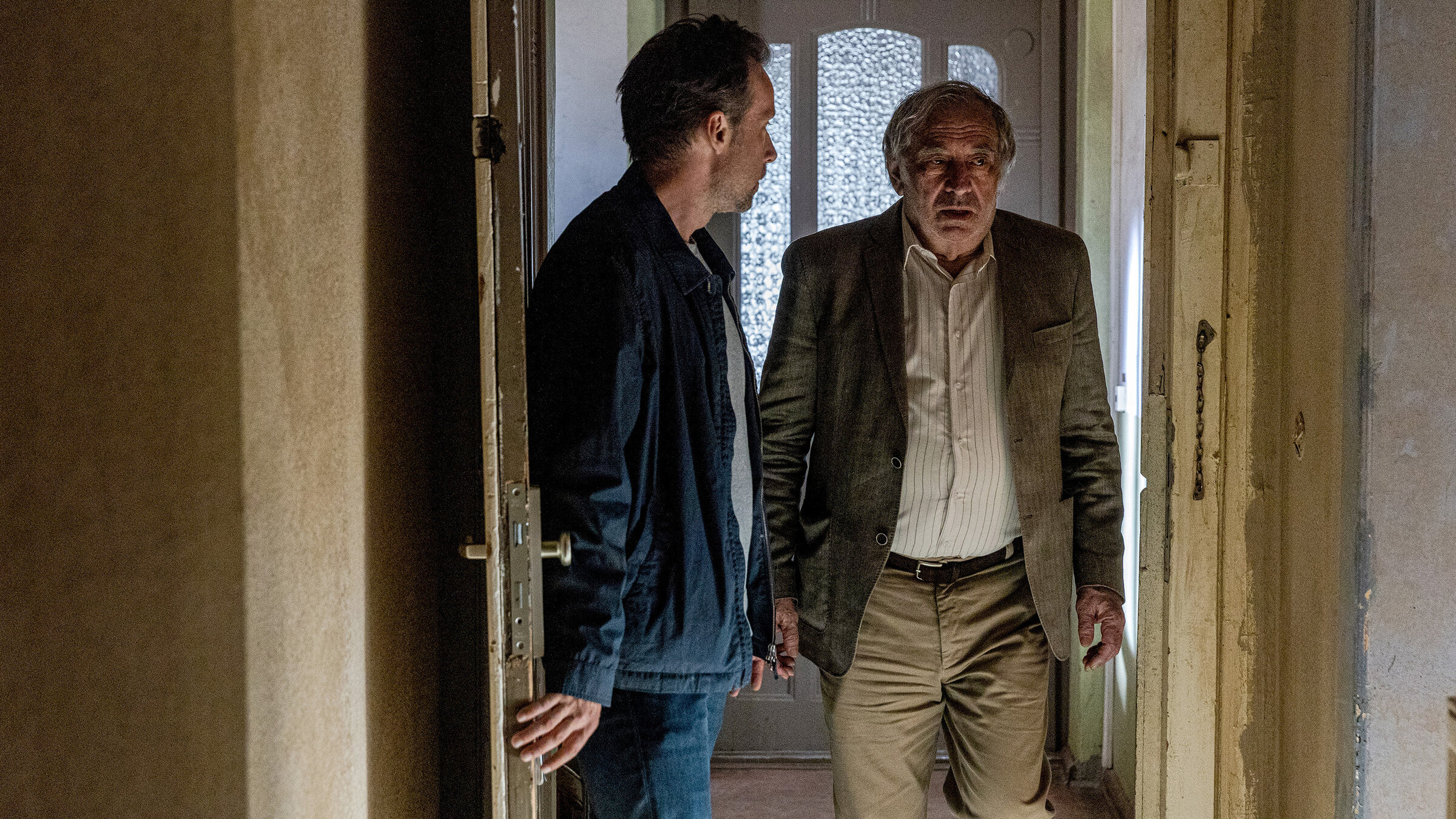 "Polizeiruf 110: Hermann": Zvi Spielmann (Dov Glickmann, r.), der aus Israel für ein Gerichtsverfahren nach Cottbus gereist ist, wird im Zuge der Ermittlungen durch Kriminalhauptkommissar Adam Raczek (Lucas Gregorowicz, l.) mit seiner Vergangenheit konfrontiert.