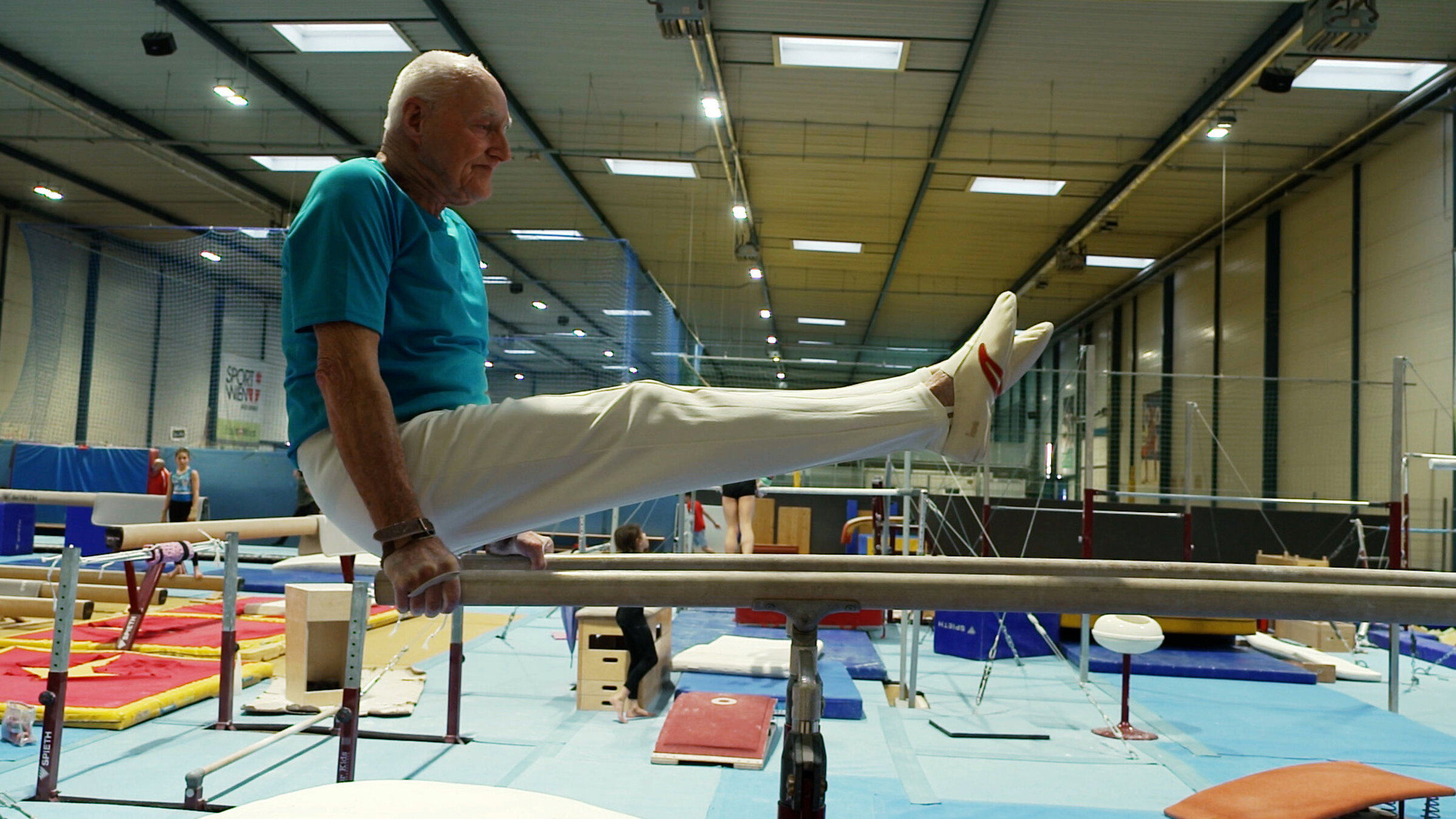 "Fasten und jung bleiben": Der 84jaehrige Turner Franz Kastner scheint dem Altern zu trotzen.