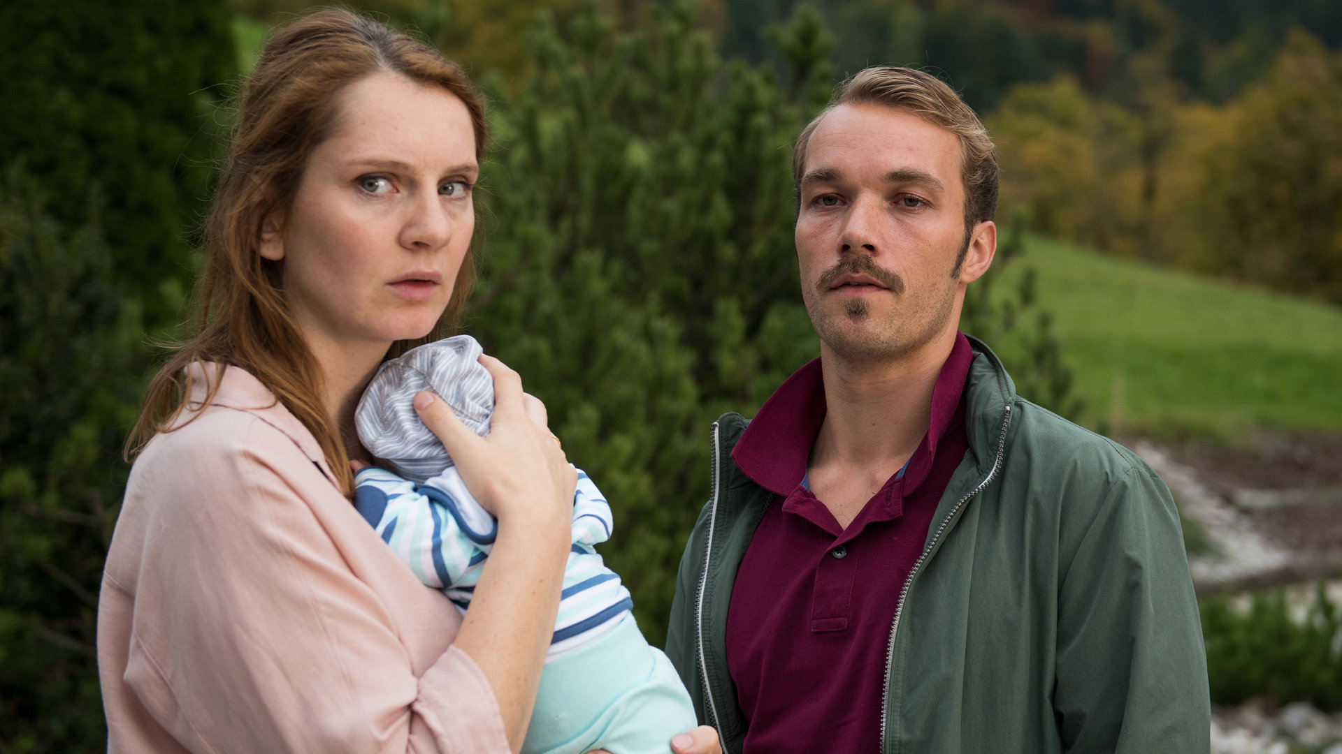 "Lena Lorenz - Eindeutig uneindeutig": Nina Cramer (Daniela Schulz) hält ein Baby im Arm. Neben ihr steht Thomas Cramer (Max Woelky). Beide blicken ernst.