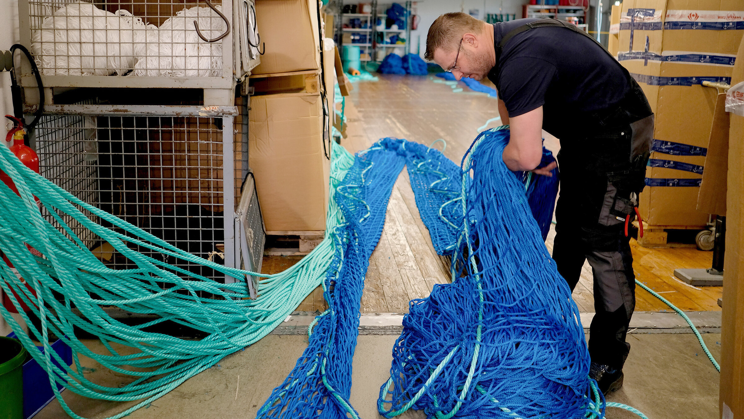 "Die Nordreportage: Altes Handwerk mit Zukunft": Meter Netzarbeit zusammengelegt: Seiler Michael Skorest.