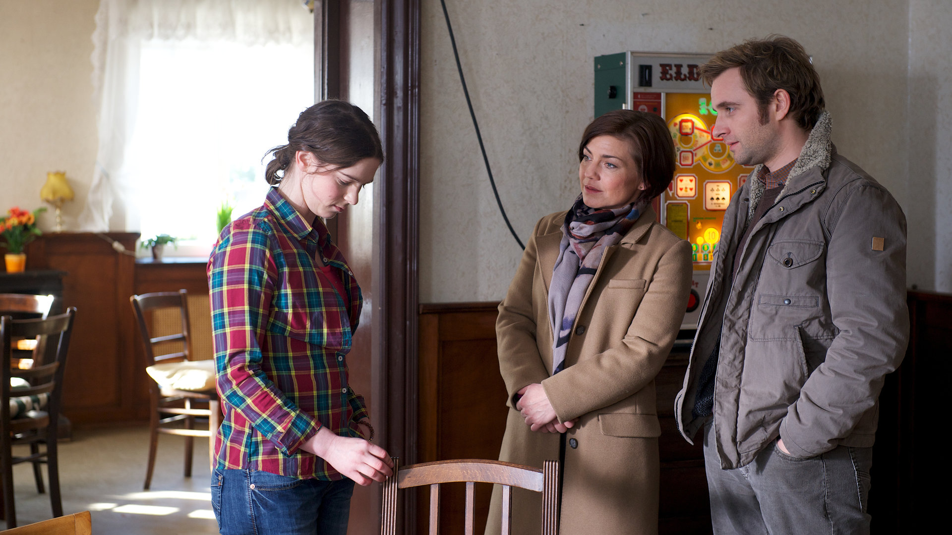 "SOKO Wismar - Als der Fremde kam": In der Stammkneipe des toten Besitzes Wolf Stegemanns wird Sandra Krüger (Anjorka Strechel) von den Kommissaren Katrin Börensen (Claudia Schmutzler) und Nils Theede (Jonas Laux) befragt.