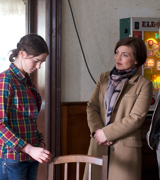 "SOKO Wismar - Als der Fremde kam": In der Stammkneipe des toten Besitzes Wolf Stegemanns wird Sandra Krüger (Anjorka Strechel) von den Kommissaren Katrin Börensen (Claudia Schmutzler) und Nils Theede (Jonas Laux) befragt.