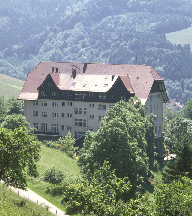 "Die Schwarzwaldklinik - Die Heimkehr (1)": Die Schwarzwaldklinik inmitten der Landschaft.