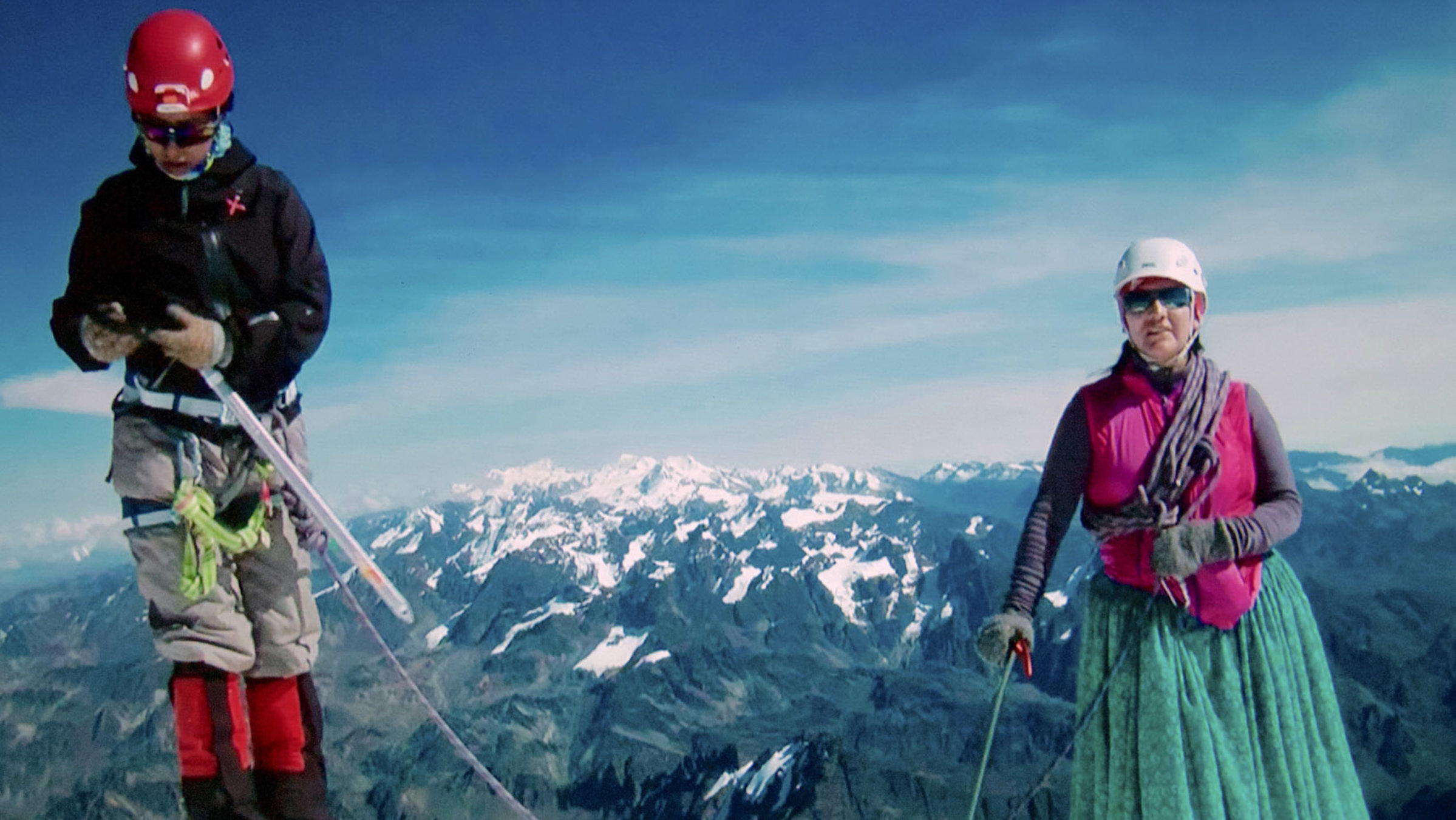 "Magische Anden - Bolivien": Estrella Gonzales und ihre Schwester Ana-Lia auf dem Gipfel des Huayna Potosí (6088m). Ohne Sauerstoffgerät fällt in dieser Höhe das Atmen schwer.