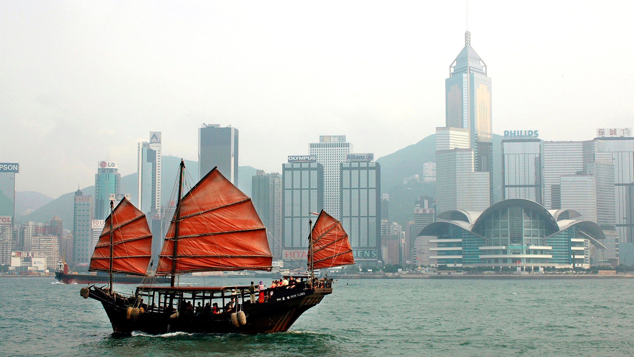 "mare TV: Hongkong": In Hongkong trifft Tradition auf Moderne: ein Dschunkenboot vor der Skyline.