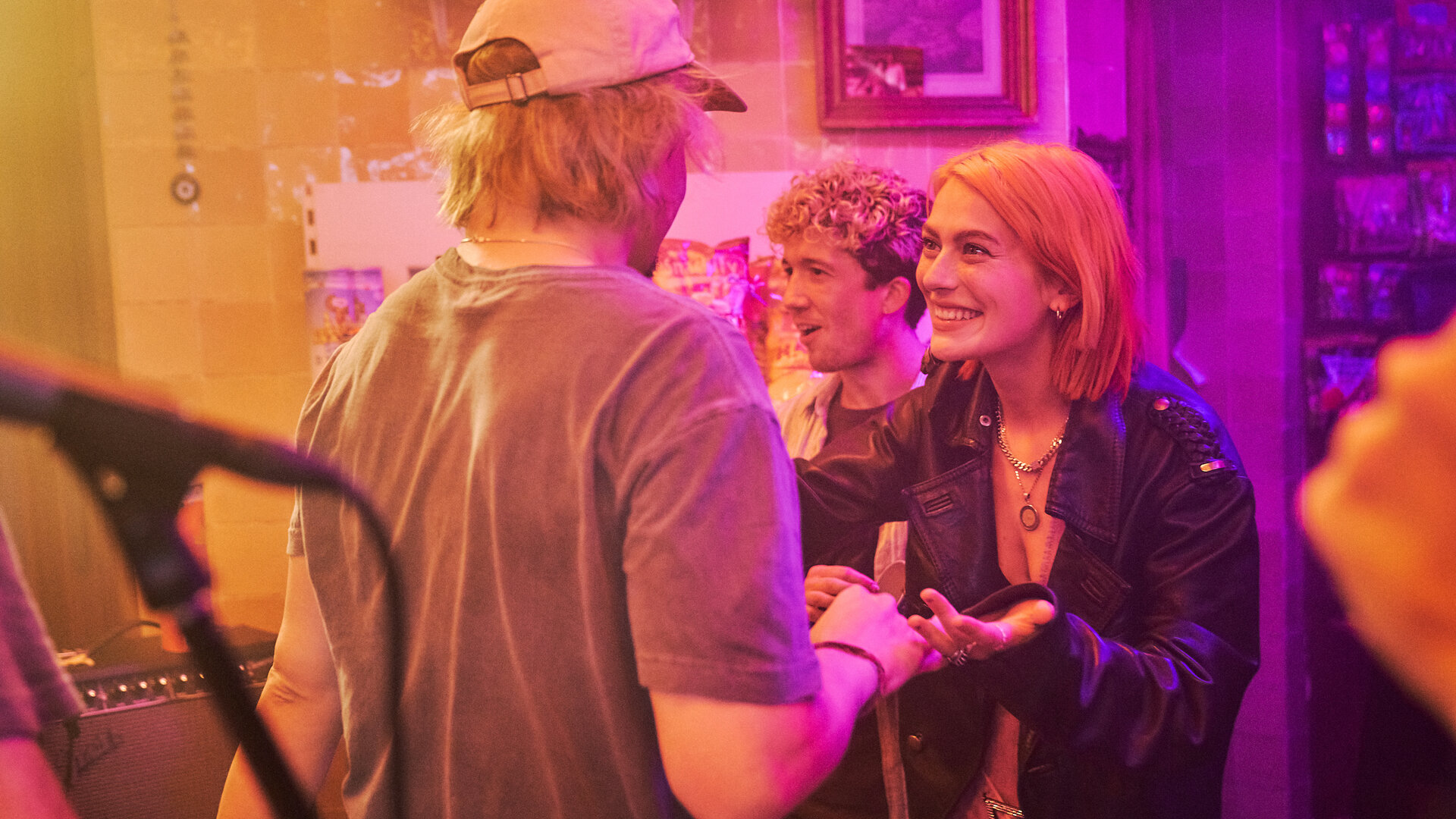 "Späti - King of Chaos": Im Späti: Alli Neumann (Alli Neumann) strahlt Fred (Wilson Gonzalez) an, Moritz (Maximilian Mundt) steht im Hintergrund.