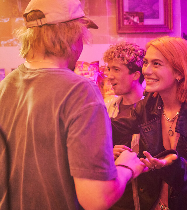 "Späti - King of Chaos": Im Späti: Alli Neumann (Alli Neumann) strahlt Fred (Wilson Gonzalez) an, Moritz (Maximilian Mundt) steht im Hintergrund.