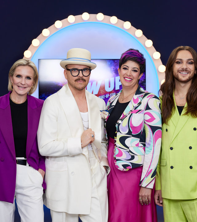 "Glow Up - Deutschlands nächster Make-up-Star": Gruppenbild: Die Juroren Loni Baur, Armin Morbach, Gastjurorin Jessica Padilla und Moderator Riccardo Simonetti posieren vor dem Jurypult im "Glow Up"-Studio in Köln.