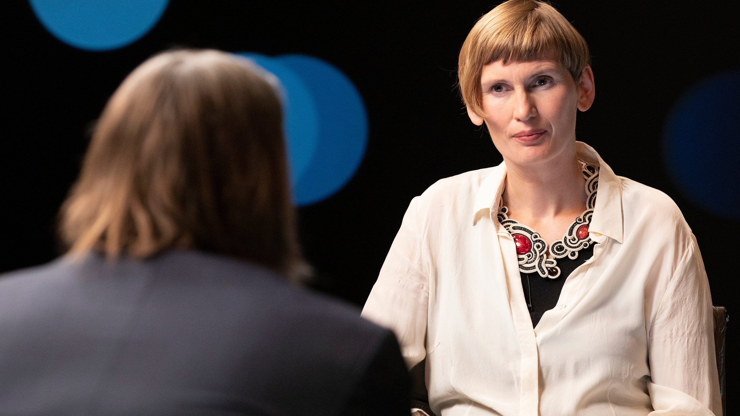 "Precht: Kapitalismus - Gefahr für die Natur?": Eva von Redecker spricht gestikulierend in die Kamera. Im Anschnitt Richard David Precht mit dem Rücken zur Kamera.