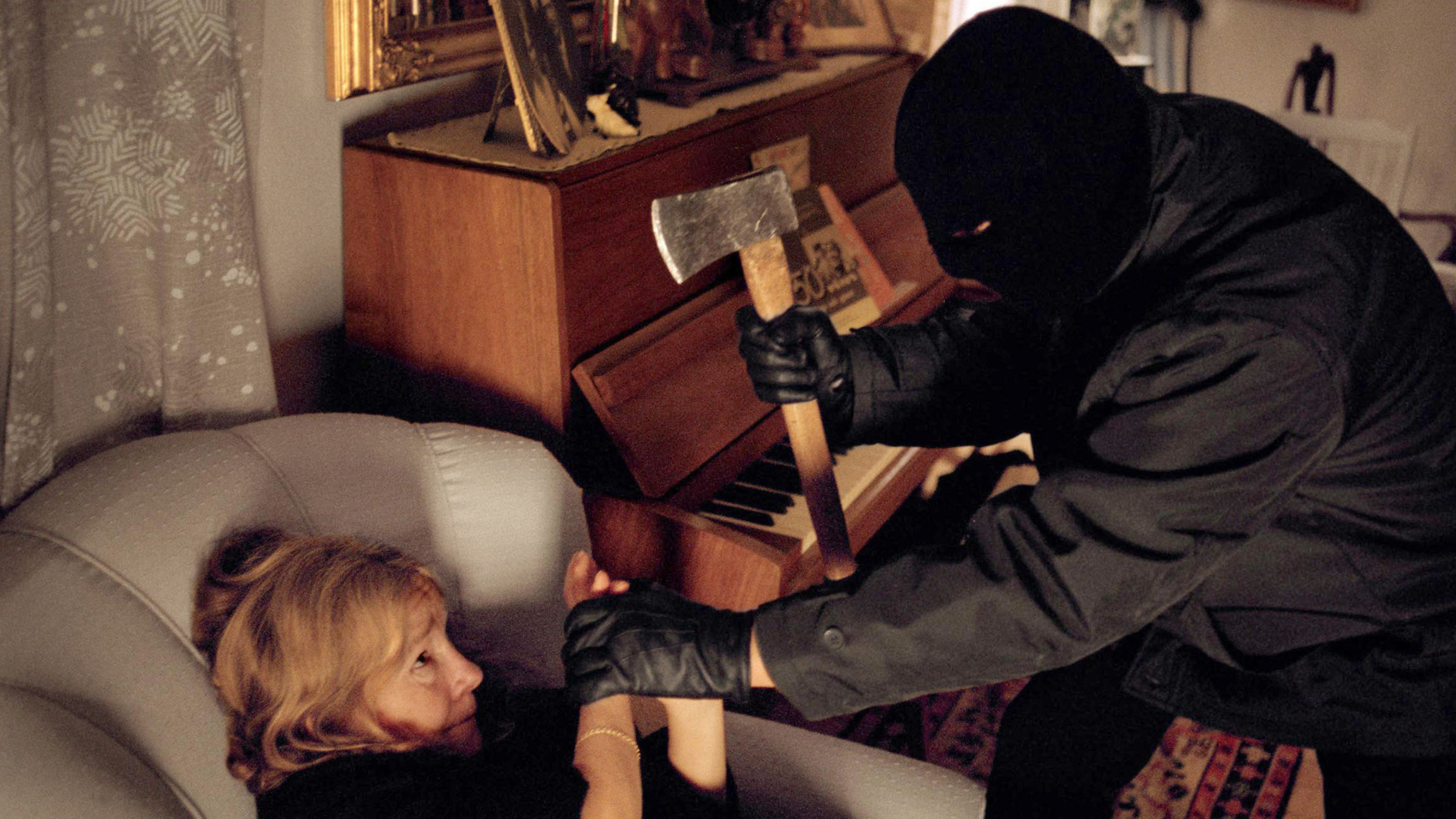 "Die Rache des Tanzlehrers": Der Tanzlehrer (er trägt schwarze Kleidung, schwarze Handschuhe und schwarze Maske) bedroht Elsa Berggren (Lena Granhagen).