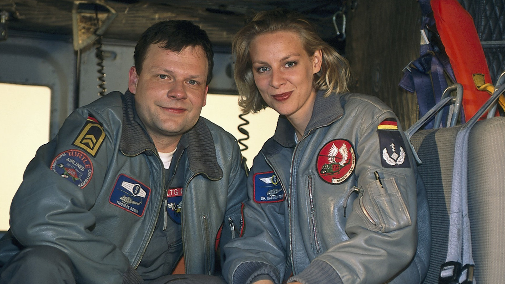 "Die Rettungsflieger - Schmerzhafte Erfahrung": Thomas Asmus (Ulrich Bähnk) und Dr. Sabine Petersen (Marlene Marlow) sitzen nebeneinander im Helikopter.