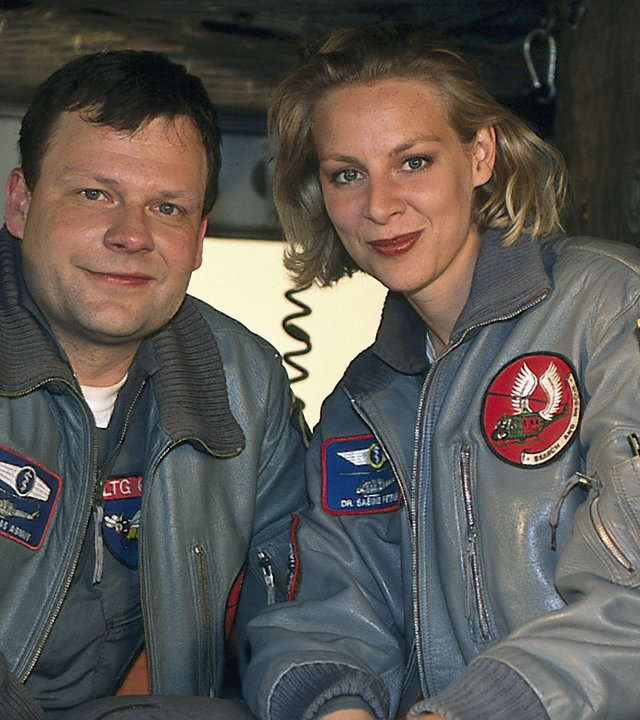 "Die Rettungsflieger - Schmerzhafte Erfahrung": Thomas Asmus (Ulrich Bähnk) und Dr. Sabine Petersen (Marlene Marlow) sitzen nebeneinander im Helikopter.