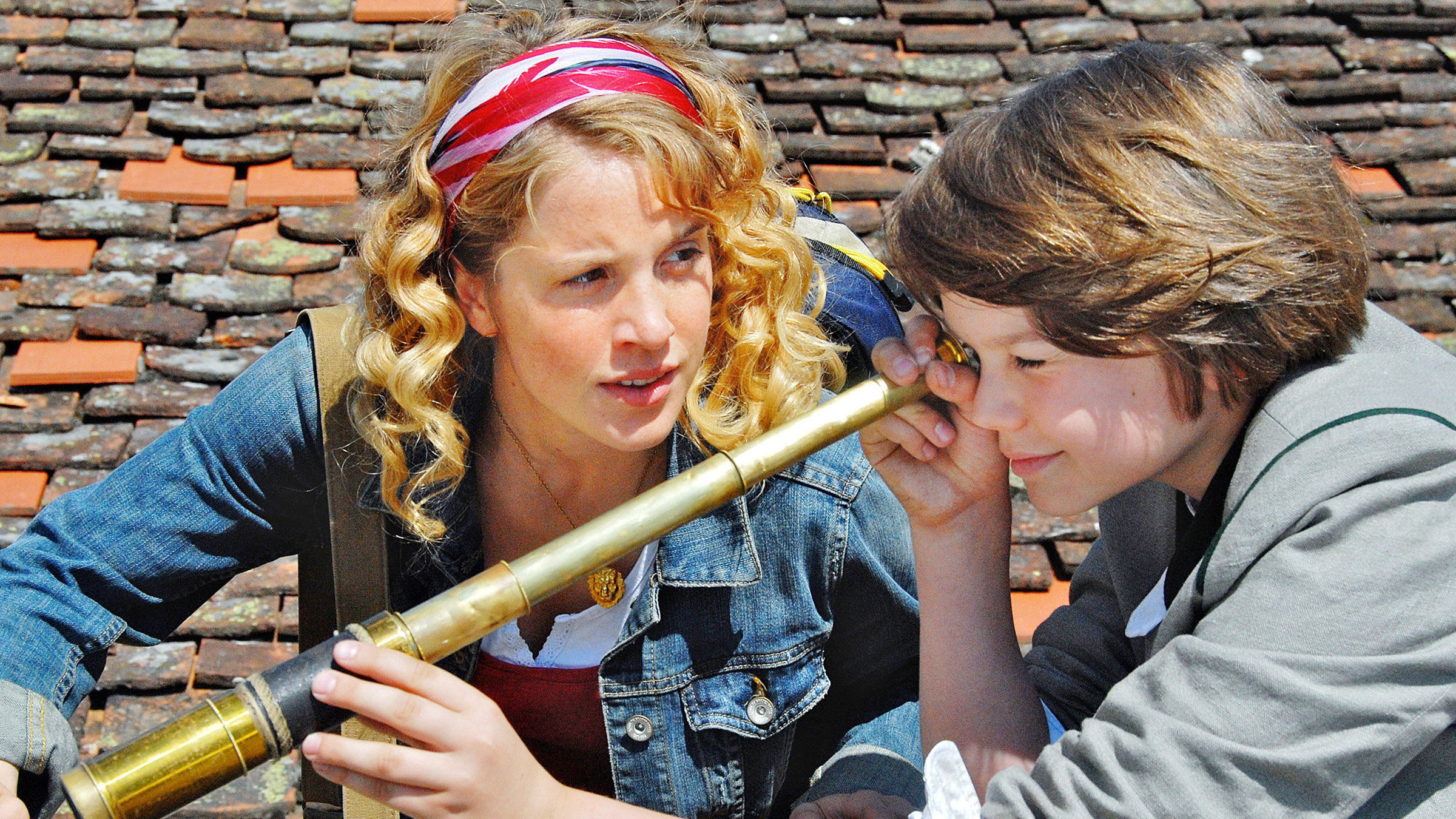 "Clarissas Geheimnis" - Als erstes Mitglied ihrer "neuen" Familie lernt Stella (Paula Kalenberg) den abenteuerlustigen Leopold (Samuel Jung) kennen.