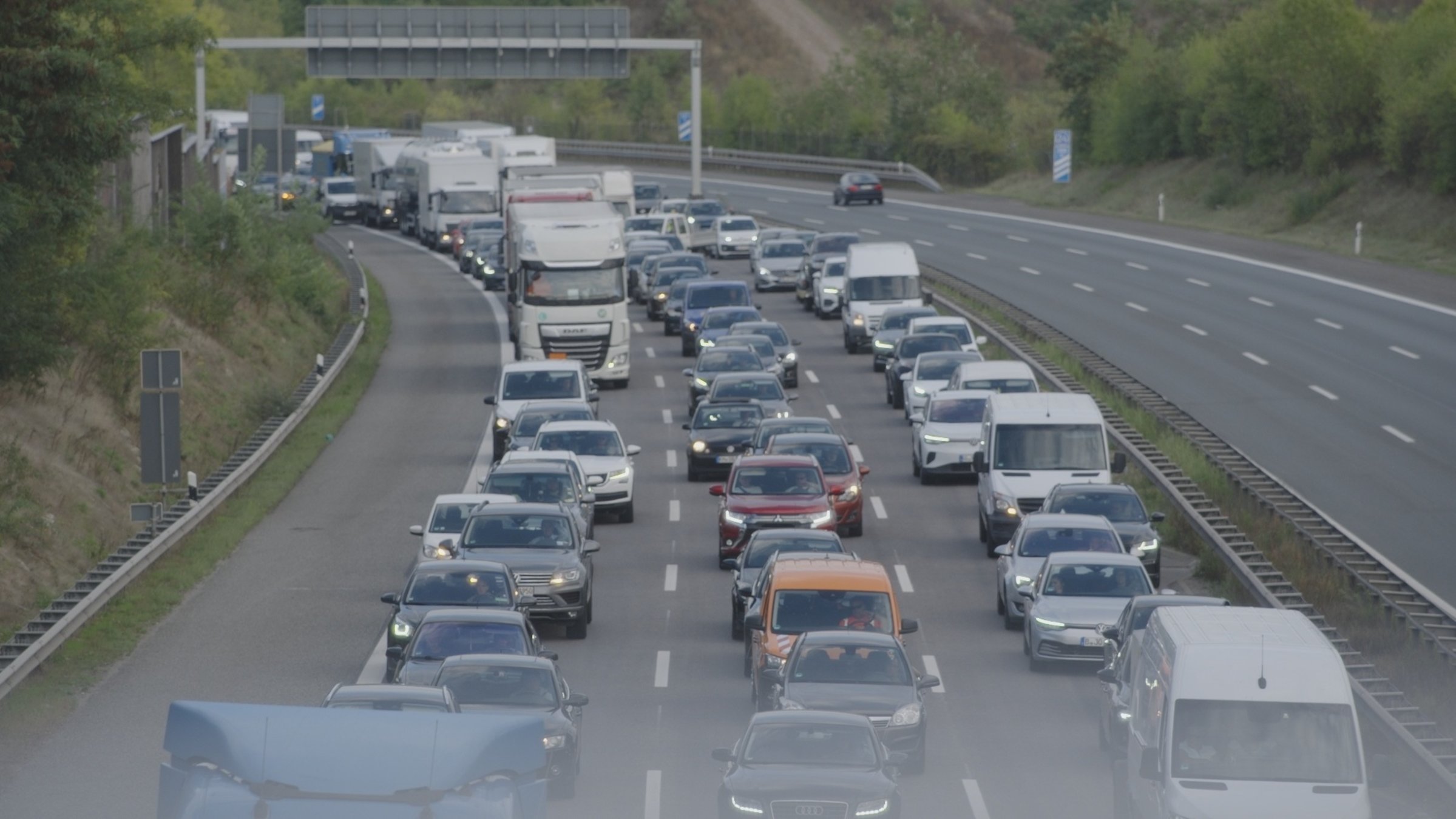 "Terra Xpress: Wenn nichts mehr rollt - Wege aus dem Superstau": Autos und Lkw stehen auf  drei Spuren auf der Autobahn im Stau. Auf der Gegenfahrbahn ist kein einziges Auto zu sehen.