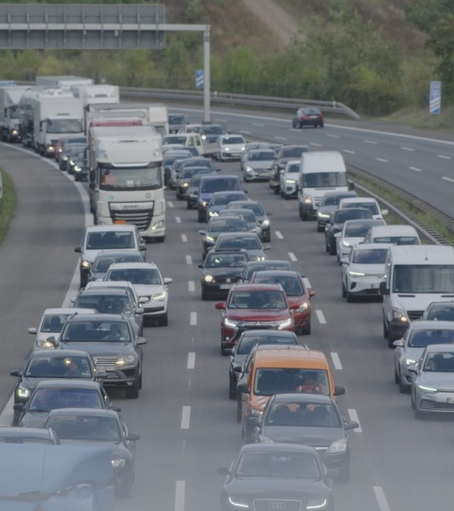 "Terra Xpress: Wenn nichts mehr rollt - Wege aus dem Superstau": Autos und Lkw stehen auf  drei Spuren auf der Autobahn im Stau. Auf der Gegenfahrbahn ist kein einziges Auto zu sehen.