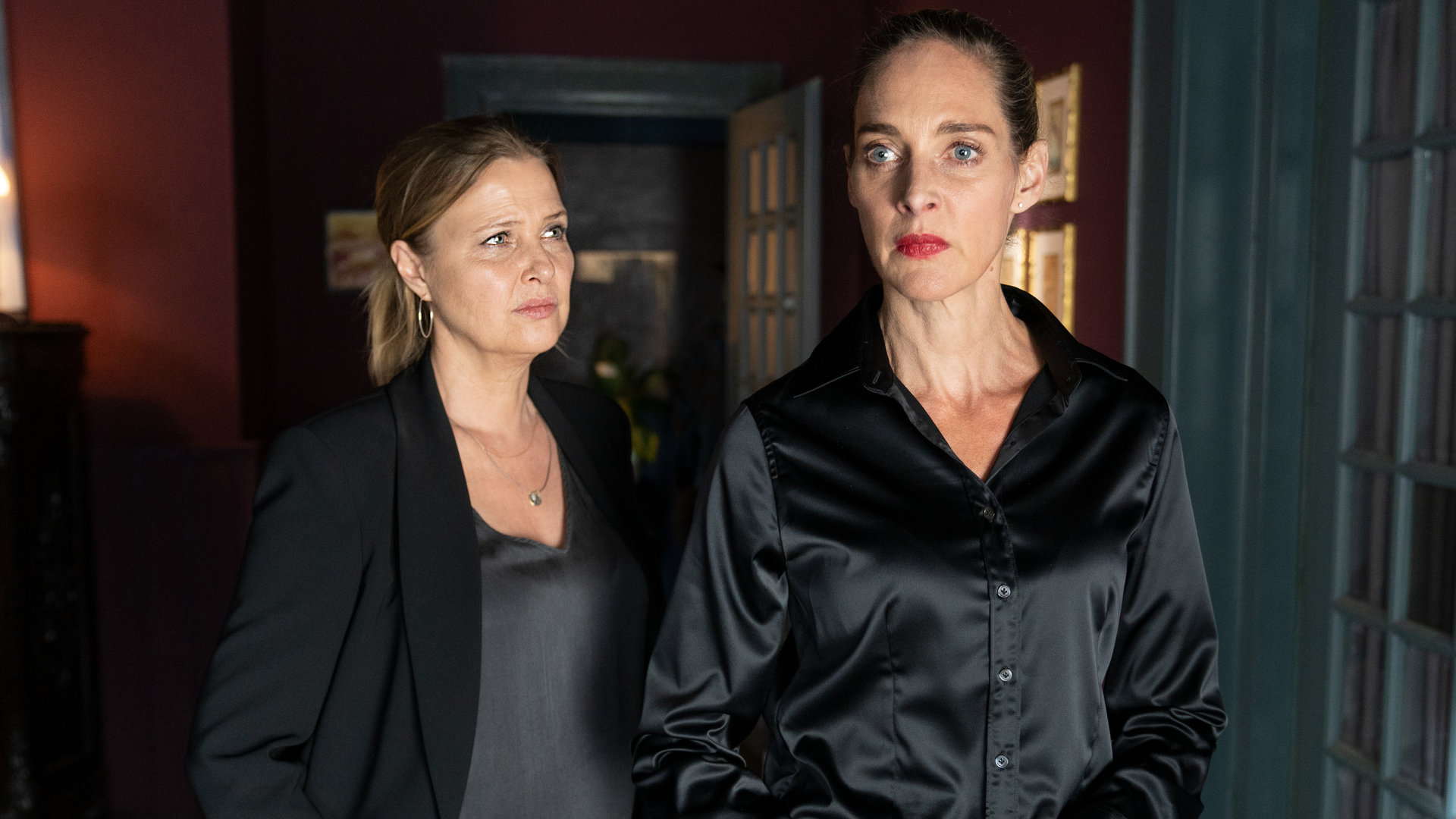 "Die Chefin - Heilung": Vera Lanz (Katharina Böhm, l.) steht links von Janneke Blumberg (Sophie von Kessel, r.) und sieht sie kritisch an. Janneke Blumenberg blickt verunsichert, aber verschlossen.