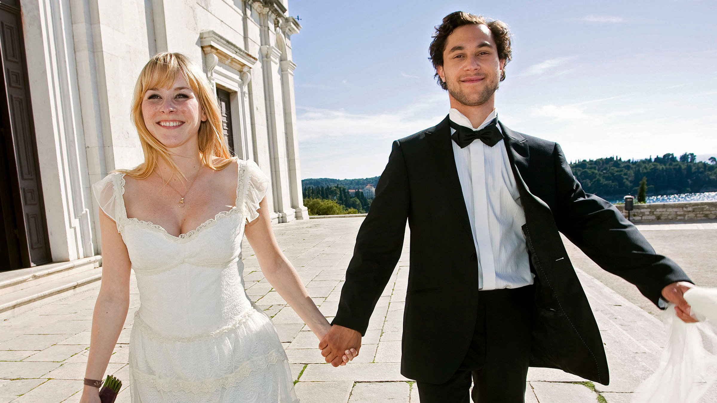 "Rat mal, wer zur Hochzeit kommt" - Lisa (Jasmin Schwiers) und Hrvoje (Ludwig Trepte) sind so sehr verliebt, dass sie schon nach kurzer Zeit heiraten.