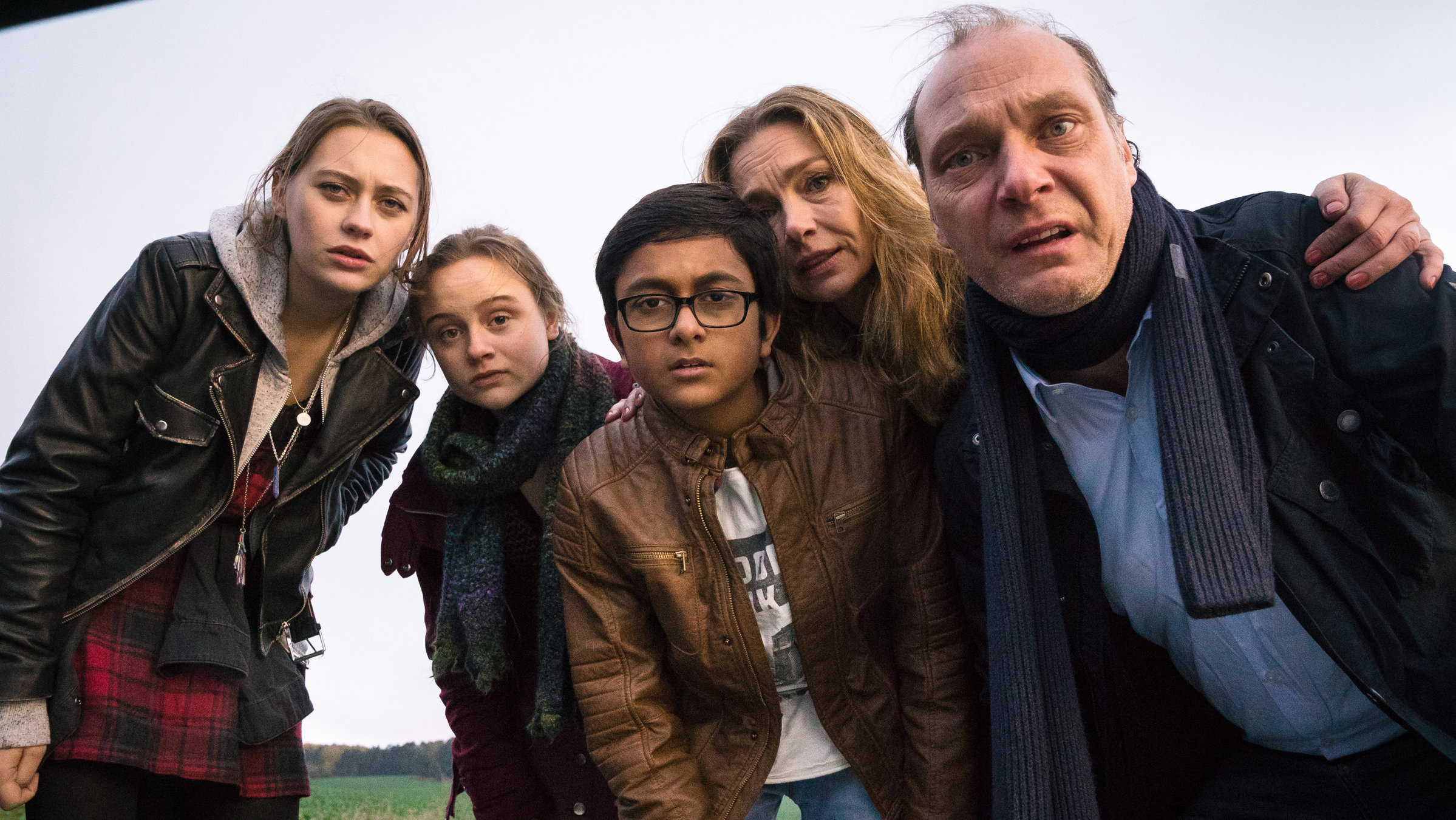 "Kein Herz für Inder": Die Chaos-Familie Neufund – Vater Erik (Martin Brambach, re.), Mutter Charlotte (Aglaia Szyszkowitz), der Austauschschüler Sandy (Zayn Baig), Fiona (Lena Urzendowsky, 2. v. li.) und Annika (Mercedes Müller, li.)