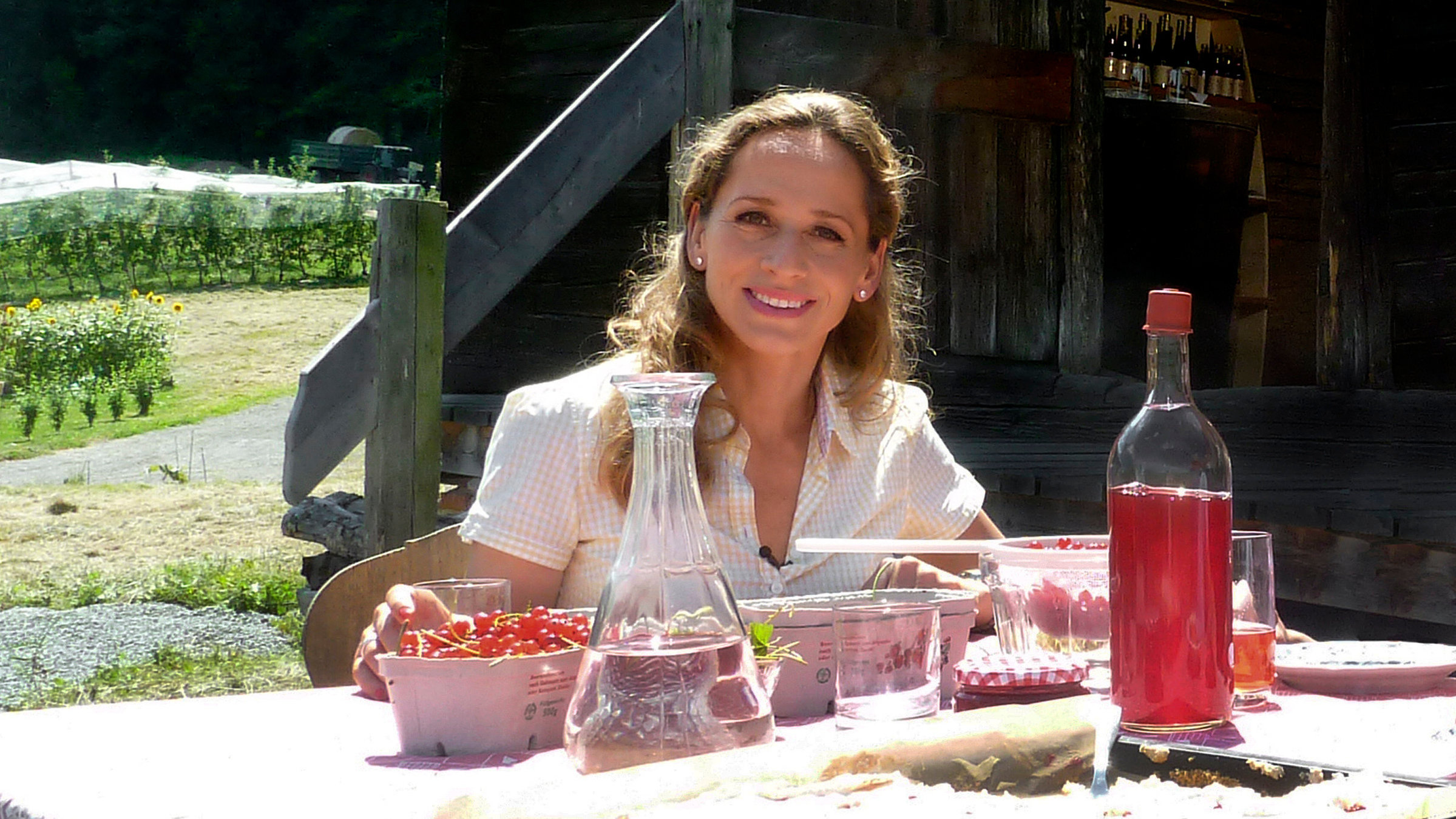 "Südliche Steiermark": Moderatorin Tamina Kallert bereist die Genussregion Steiermark und lernt u.a. regionale Produkte kennen, wie den leckeren Ribiselsirup (Johannisbeersirup).