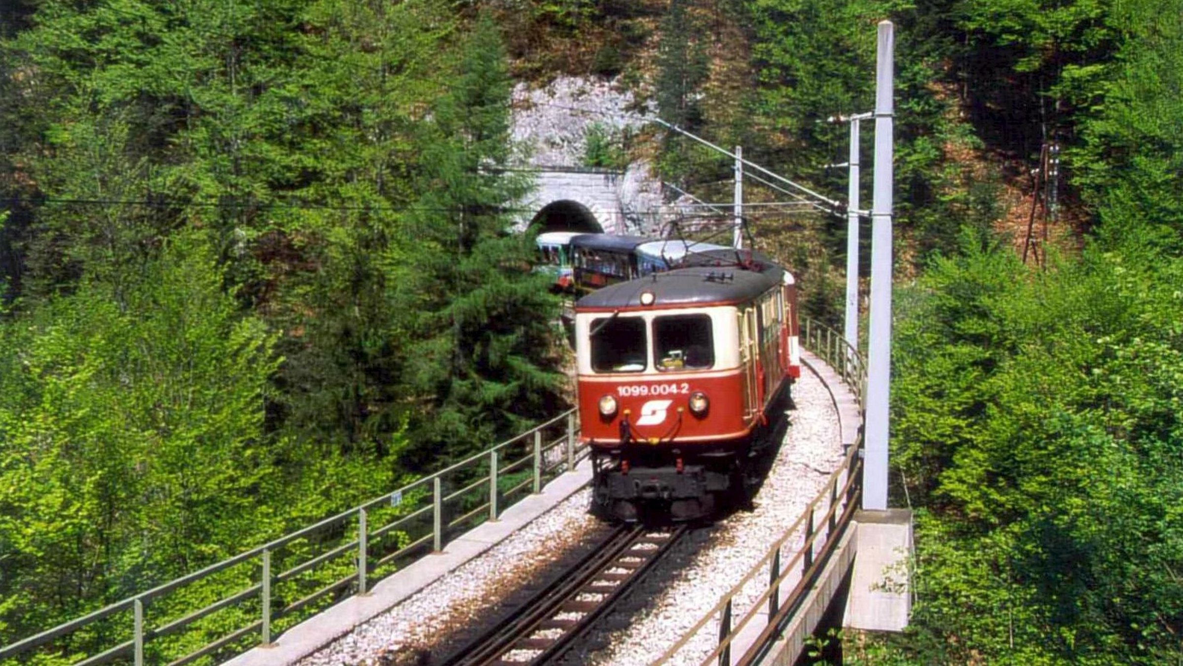 Es ist ein kleines Wunder, dass es die Mariazellerbahn noch gibt. Die Fahrt von St. Pölten nach Mariazell dauert mehr als doppelt so lang wie mit dem Auto. Trotzdem hat sie bereits mehr als hundert Jahre überlebt. Die Bahn ist ein Teil österreichischer Alltags- und Kulturgeschichte mit drei Hauptdarstellern: den Menschen der Region und ihrer Liebe zur Bahn, eine wunderschöne Landschaft und die 1099er, eine auch bald hundert Jahre alte Lokomotive.