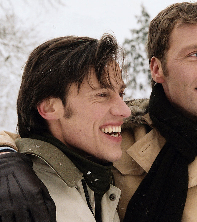 "Bianca - Wege zum Glück: Kapitel 106": In der Winterlandschaft: Oliver (Patrik Fichte) und Matthias (Andreas Hutzel) stehen nebeneinander und schauen in die Weite. Oliver legt seinen rechten Arm um Matthias. Beide wirken glücklich.