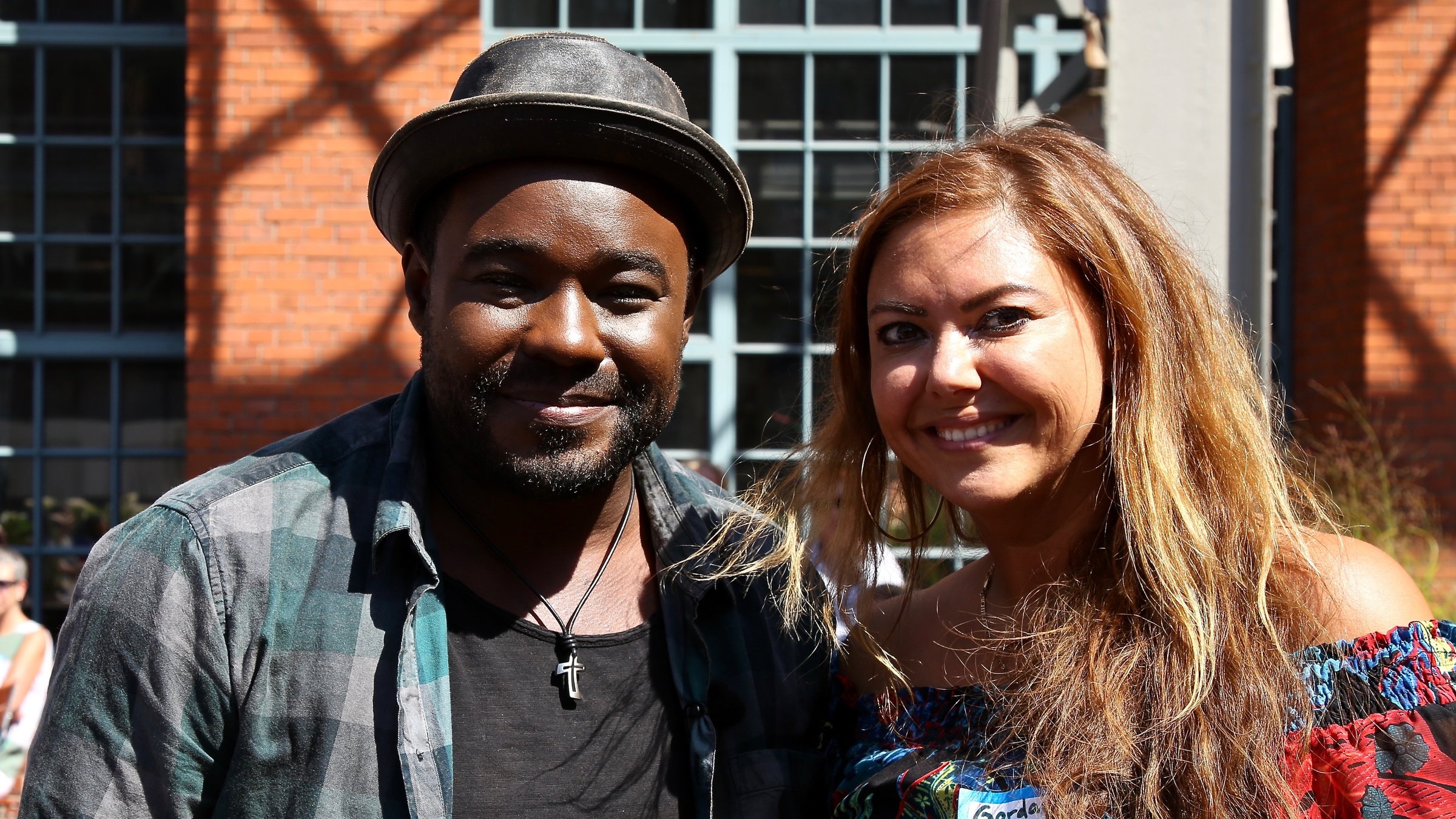 "ZDFzeit: No-Name oder Marke? (1) - Der große Lebensmittel-Test mit Nelson Müller": Sternekoch Nelson Müller steht neben einer Frau. Beide lachen in die Kamera.