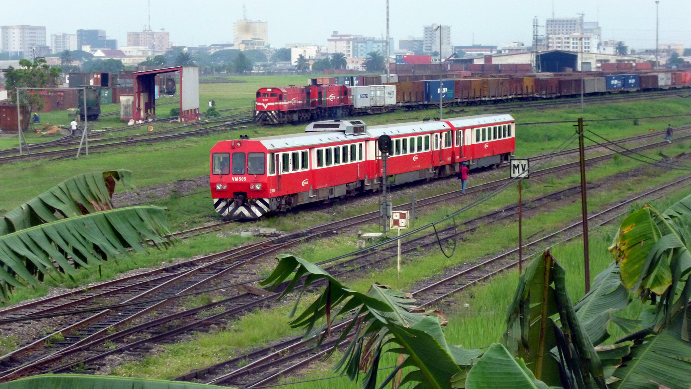 "Mit dem Zug durch Kamerun" - Ausfahrt in der Hafenstadt Douala.