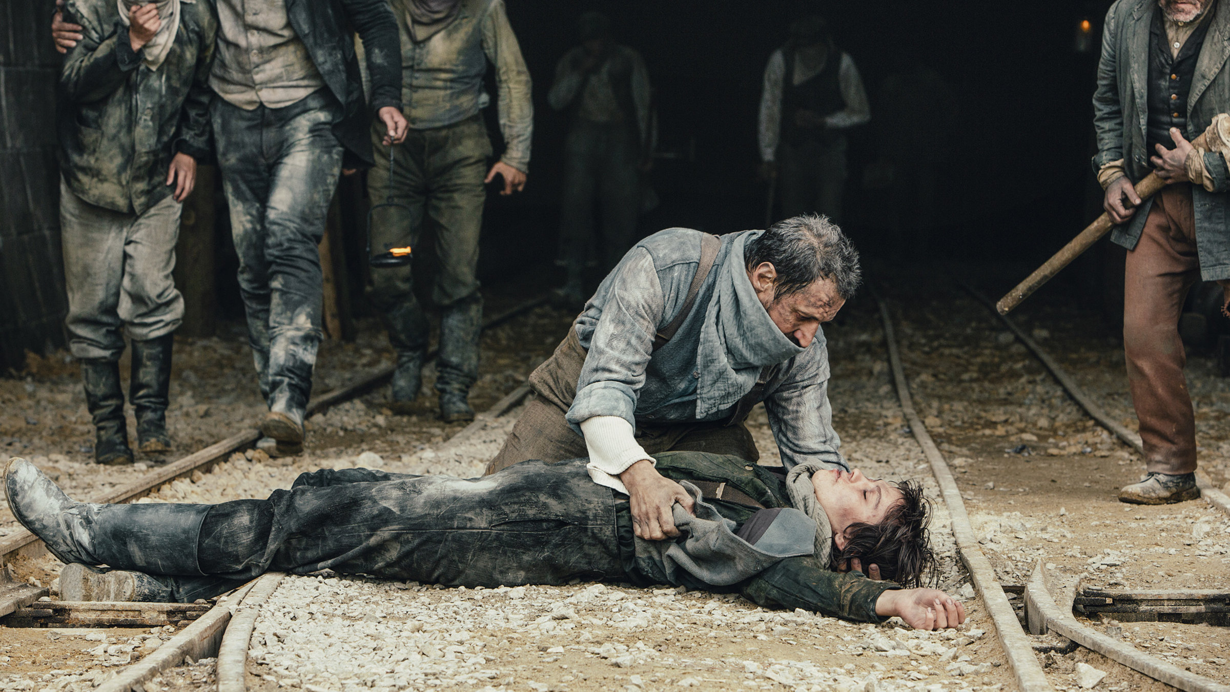 "Gotthard" - Ein schwarzer Tag auf der Baustelle: Giuseppe (Walter Leonardi, Mi.) trauert um Leo (Silvia Busuioc, liegend)