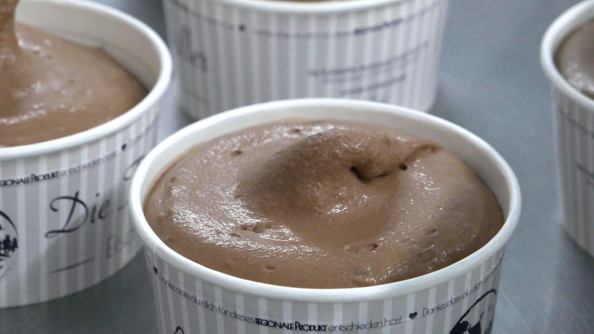 "Die Nordreportage: Milch mal anders - Eis vom Bauernhof": Eis geht immer: Familie Steensen entwickelt regelmäßig neue Sorten.