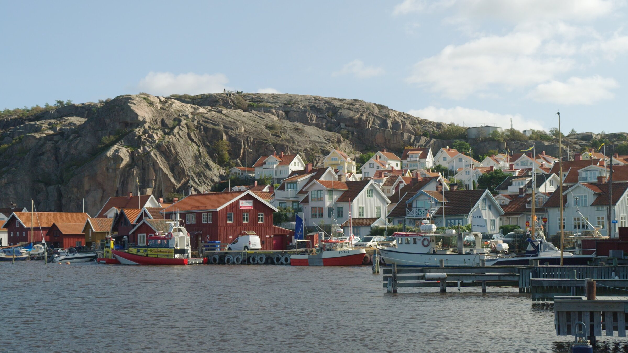"Leben an der Nordsee (5/6) - Dänemark und Schweden": Der Ort Fjällbacka gilt als einer der schönsten der schwedischen Nordseeküste – der rund 74 Meter hohe Vetteberg prägt das Ortsbild.
