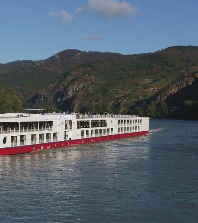 "ZDF.reportage: Abenteuer Donaukreuzfahrt - Vom Schwarzen Meer nach Budapest": Das Kreuzfahrtschiff MS Bolero auf der Fahrt in den Karpaten beim "Eisernen Tor".
