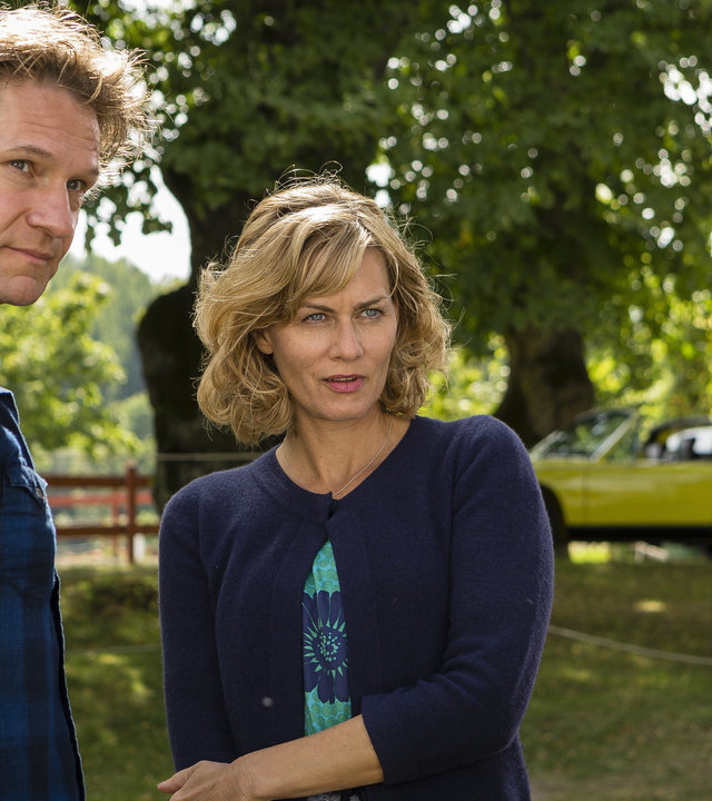 "Inga Lindström - Familienbande": Eva (Gesine Cukrowski) und Per Hertfort (Thure Riefenstein) stehen nebeneinander auf der Pferdekoppel.