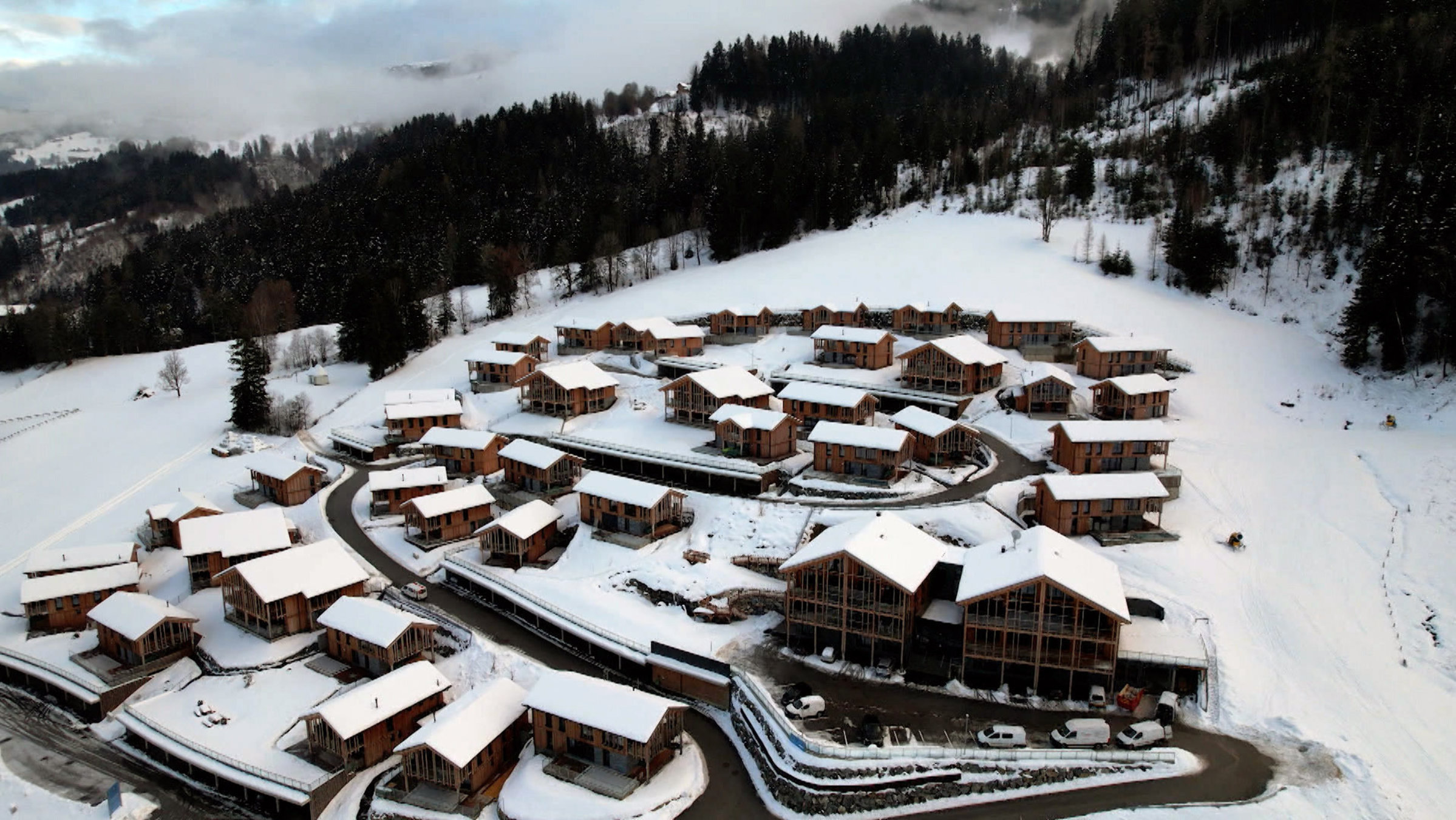 "Betongold an der Piste": Bergresort Hauser Kaibling. Die 36 Chalets und 30 Suiten an der Skipiste, stoßen auf Widerstand bei vielen Einheimischen.