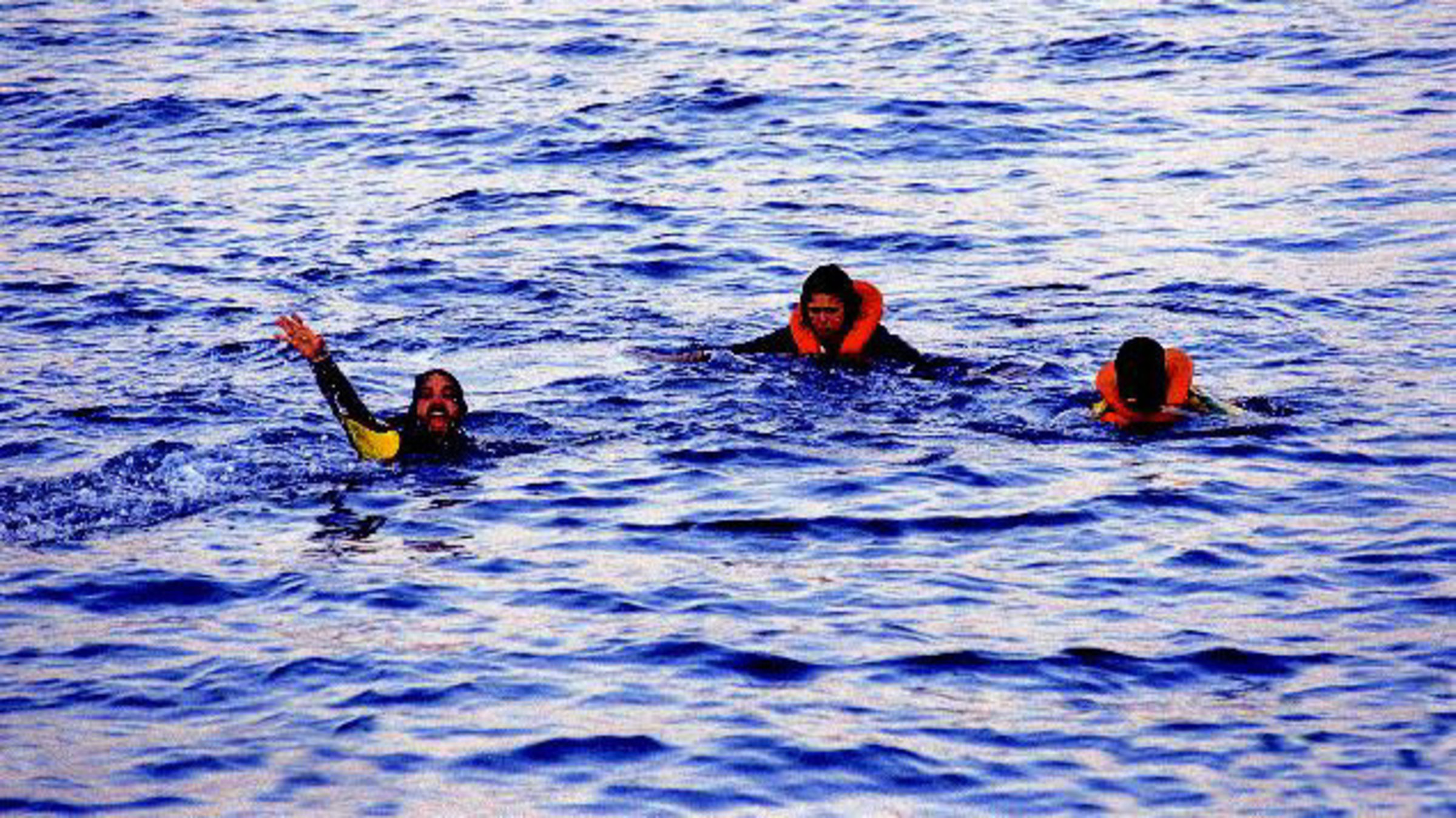 "Tod auf dem Meer": Víctor (Adrià Collado), Thaïs (Diana Lázaro) und Drui (Mustafa Jawara) schwimmen im Meer. Víctor winkt und ruft aus dem Wasser.