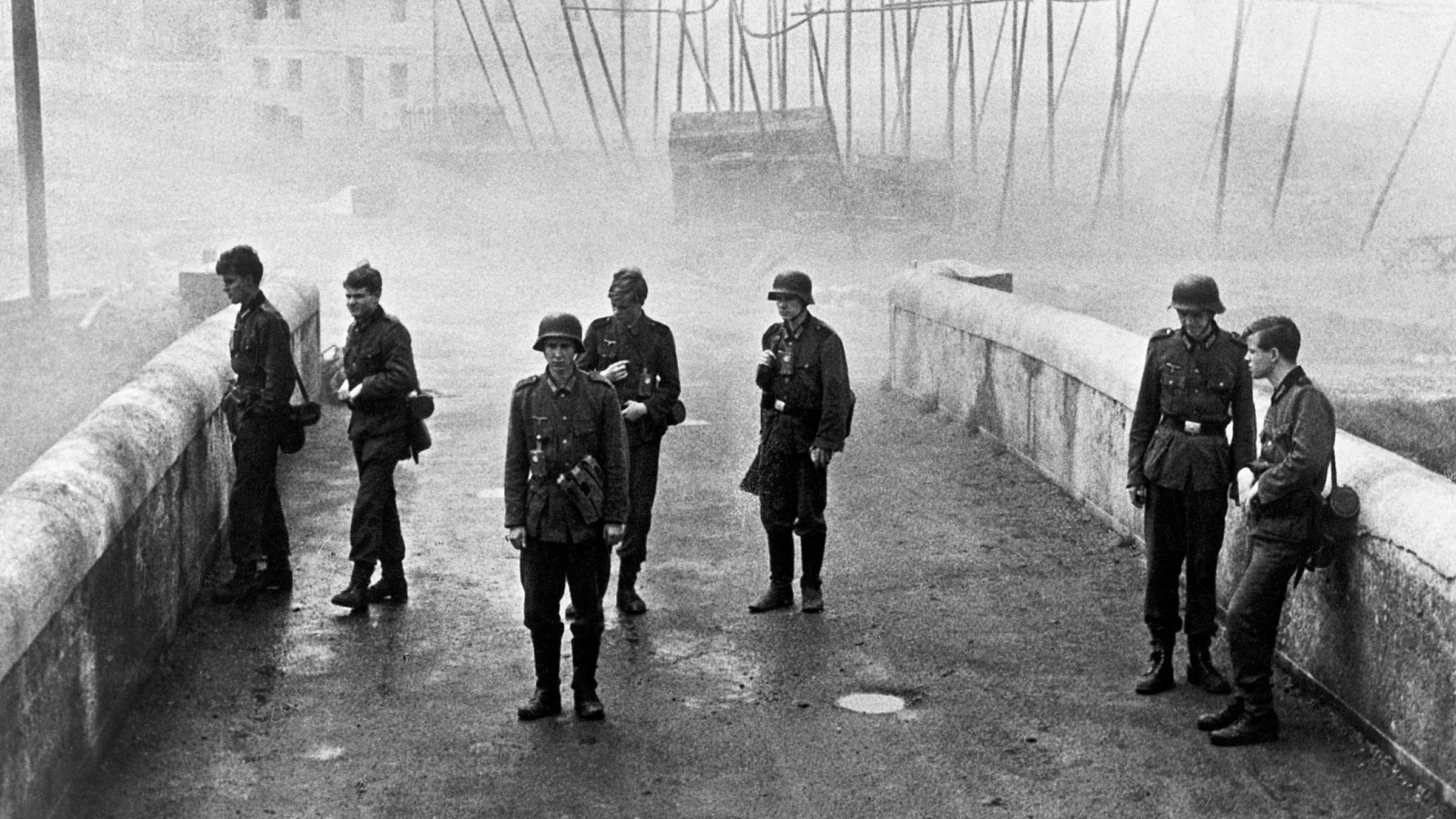 "Die Brücke": Hans Scholten (Folker Bohnet), Albert Mutz (Fritz Wepper), Walter Forst (Michael Hinz), Jürgen Borchert (Frank Glaubrecht), Klaus Hager (Volker Lechtenbrink), Sigi Bernhard (Günther Hoffmann) und Karl Horber (Karl Michael Balzer)