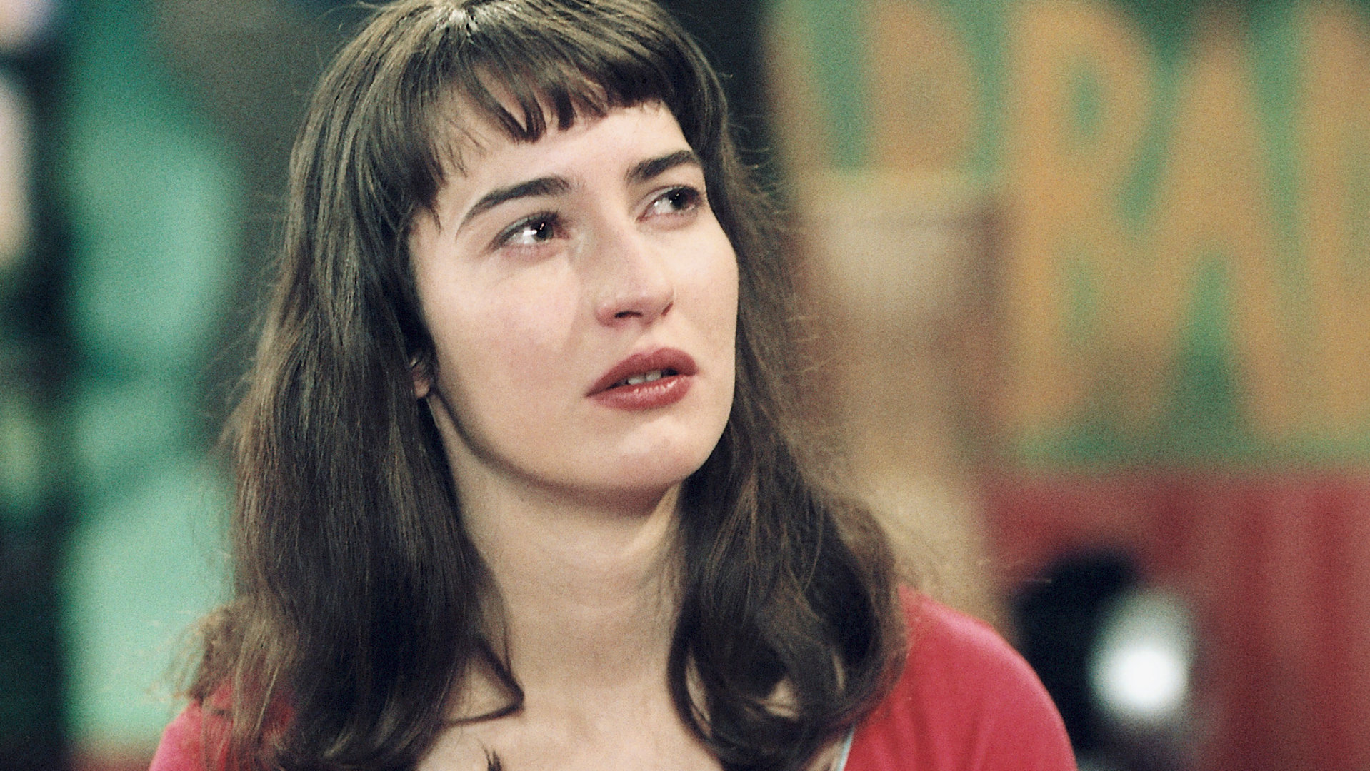 "Bianca - Wege zum Glück: Kapitel 198": In einem Wohnzimmer: Denise (Nadja Robiné) in Nahaufnahme. Ihr Blick geht an der Kamera vorbei nach links oben. Sie wirkt weinerlich.