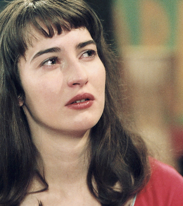 "Bianca - Wege zum Glück: Kapitel 198": In einem Wohnzimmer: Denise (Nadja Robiné) in Nahaufnahme. Ihr Blick geht an der Kamera vorbei nach links oben. Sie wirkt weinerlich.
