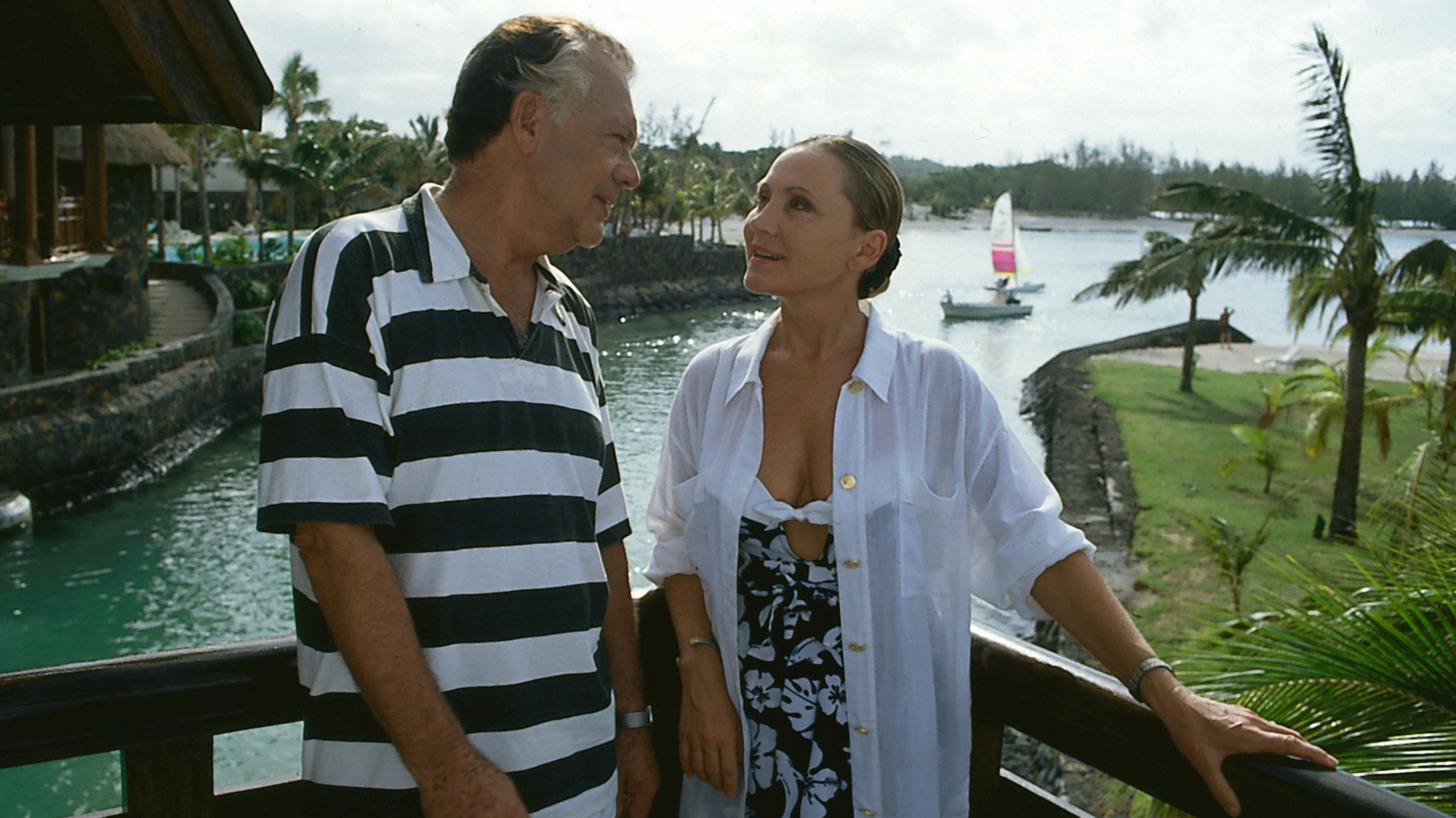"Das Traumschiff: Mauritius": Hans-Georg Roederer (Klausjürgen Wussow) unterhält sich mit seiner Sekretärin Gerda Helmbrecht (Antje Hagen) auf Mauritius.
