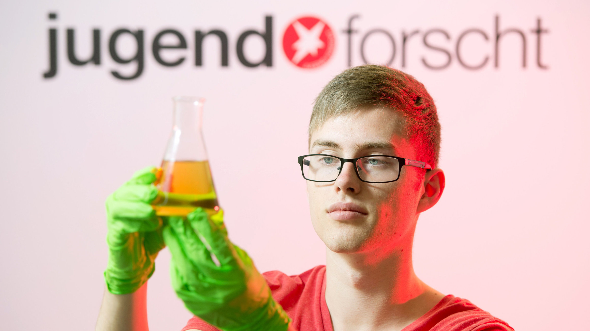 "sonntags - Jugend forscht": Junge mit Reagenzglas