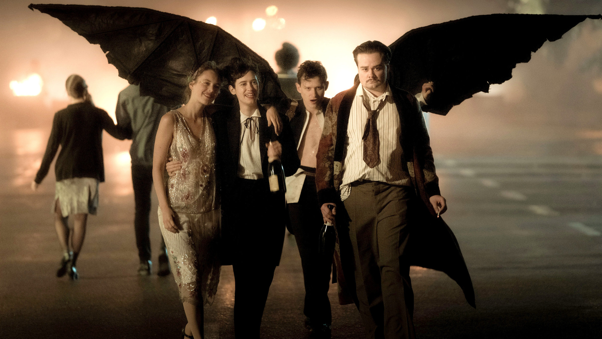 "Eldorado KaDeWe - Jetzt ist unsere Zeit (3/6) - Lila Nächte": V. li n. re.: Hedi (Valerie Stoll), Fritzi (Lia von Blarer), Harry Jandorf (Joel Basman) und Georg (Damian Thüne) feiern ihre Freundschaft.