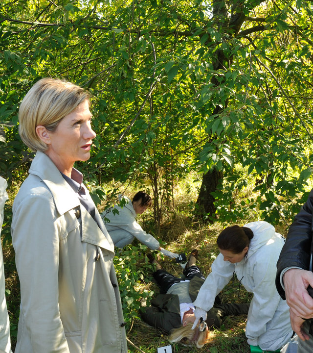 "SOKO Stuttgart - Tod und Taube": Während Prof. Lisa Wolter (Eva Maria Bayerwaltes) die Leiche untersucht, beraten sich Martina Seiffert (Astrid M. Fünderich) und Jo Stoll (Peter Ketnath). Jan Arnaud (Mike Zaka Sommerfeldt) steht daneben.