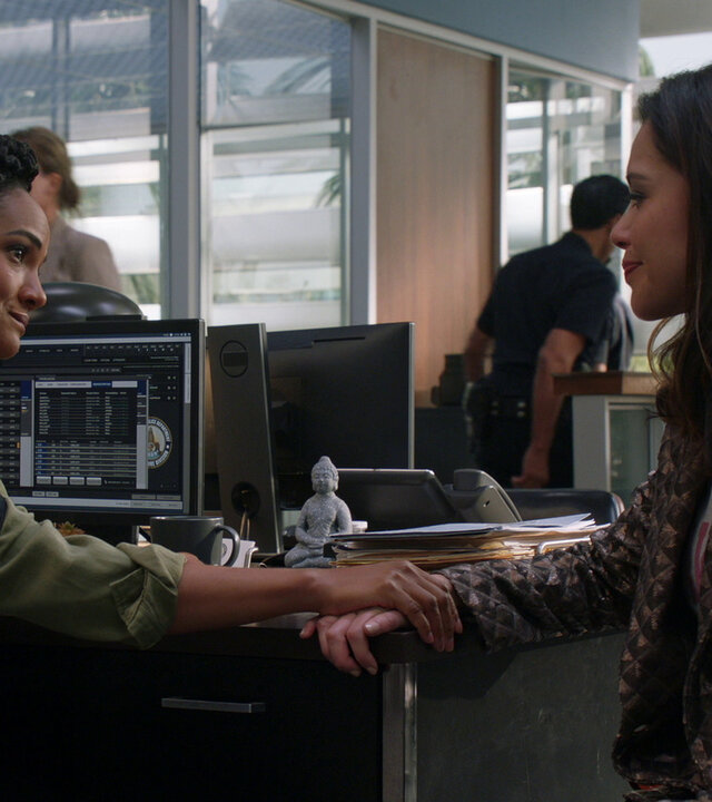 "The Rookie - Die Transplantation": Detective Angela Lopez (Alyssa Diaz) und Detective Nyla Harper (Mekia Cox) sitzen sich an einem Bürotisch gegenüber und blicken einander in die Augen. Dabei hat Nyla Harper ihre Hand auf die von Angela Lopez gelegt.