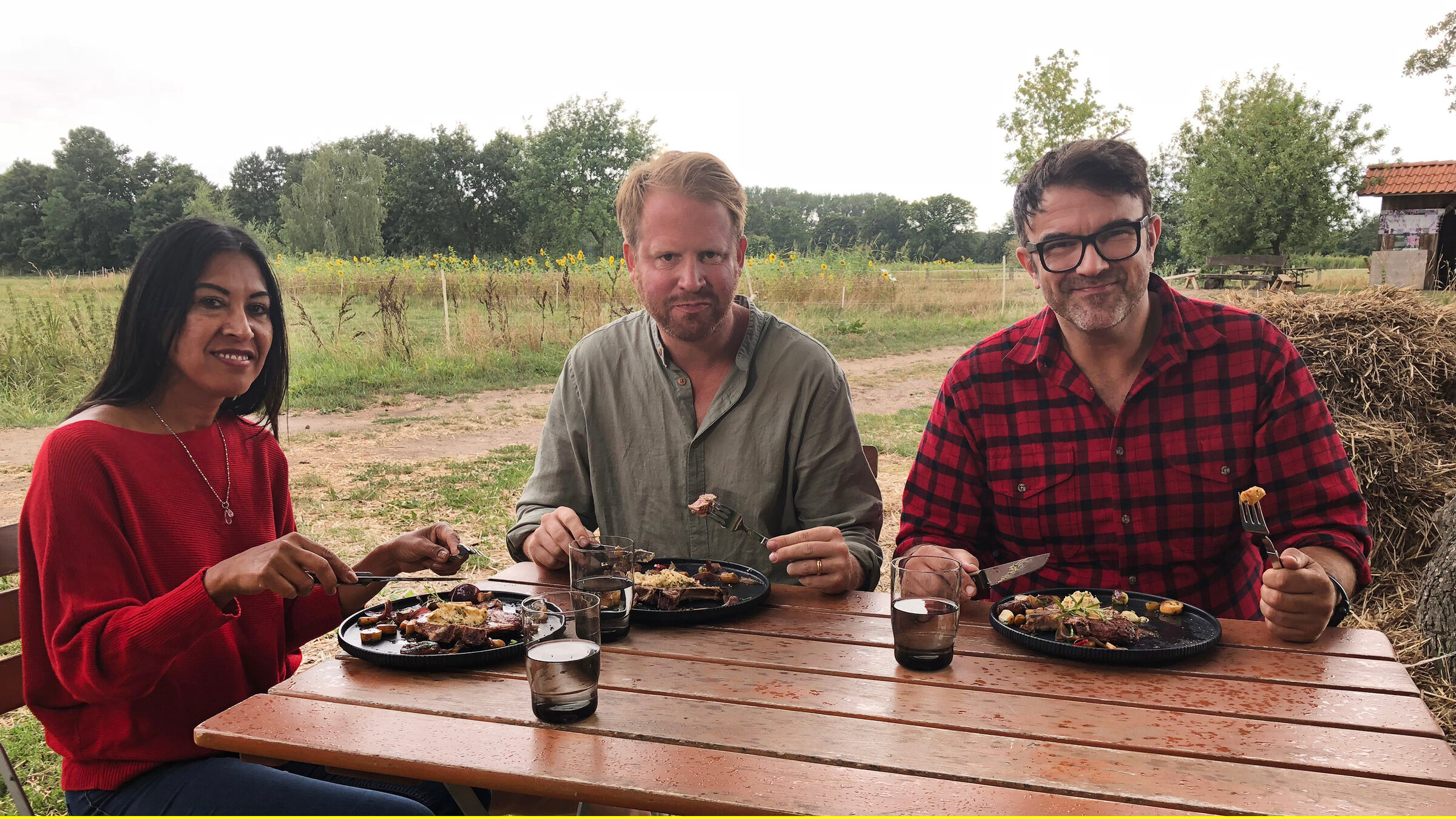"Iss besser! - Tariks wilde Küche - Kotelett in Kirchwerder": Tarik (rechts) mit Norma und Henning Beken. Sie sind die heutigen Besitzer des Hof Eggers, der seit 1628 in Familienbesitz ist.