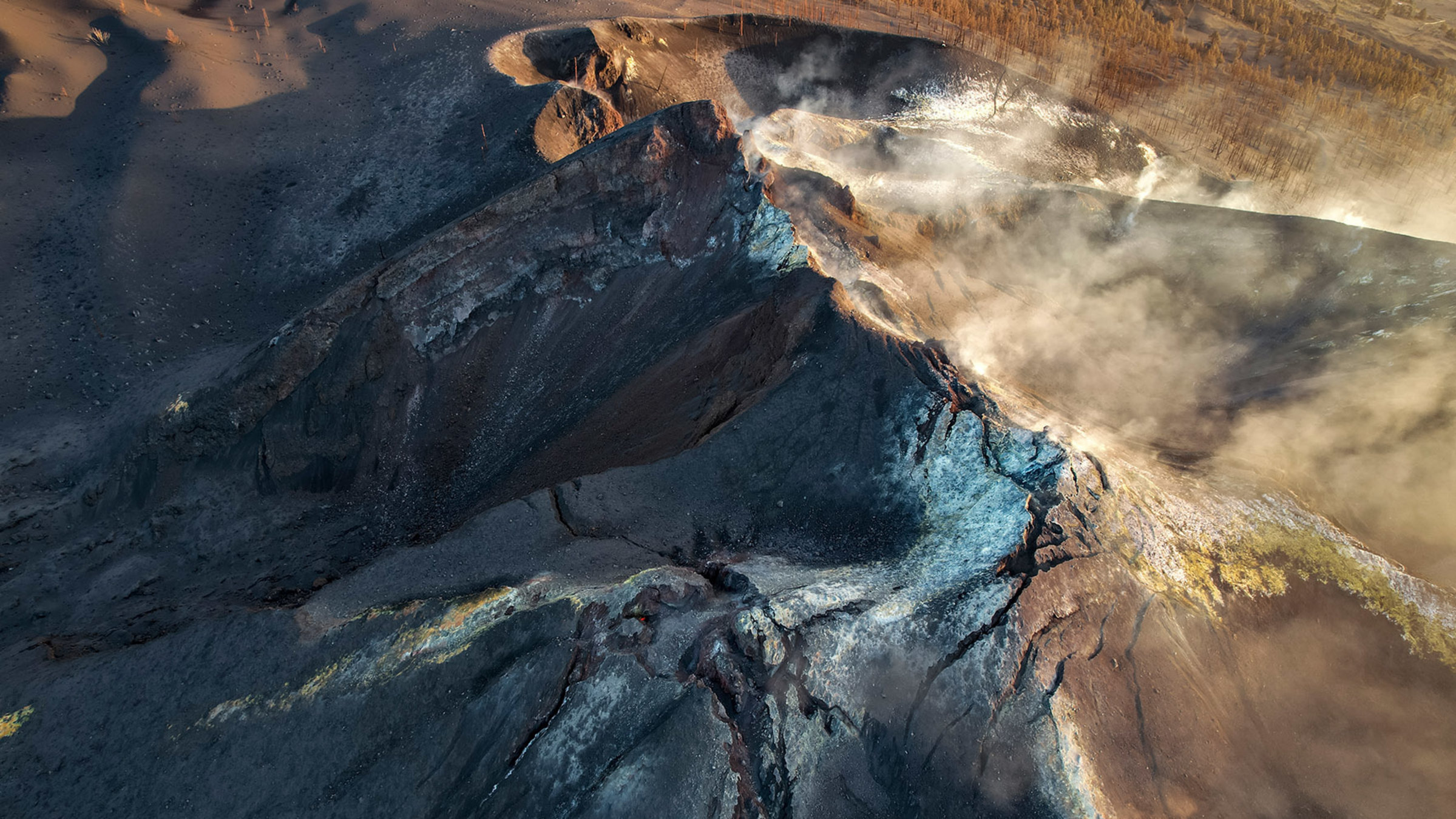 "Aus dem Feuer geboren: Die Kanaren - La Palma - Europas Galapagos": Der erloschene Vulkan auf La Palma gleicht einer Mondlandschaft.