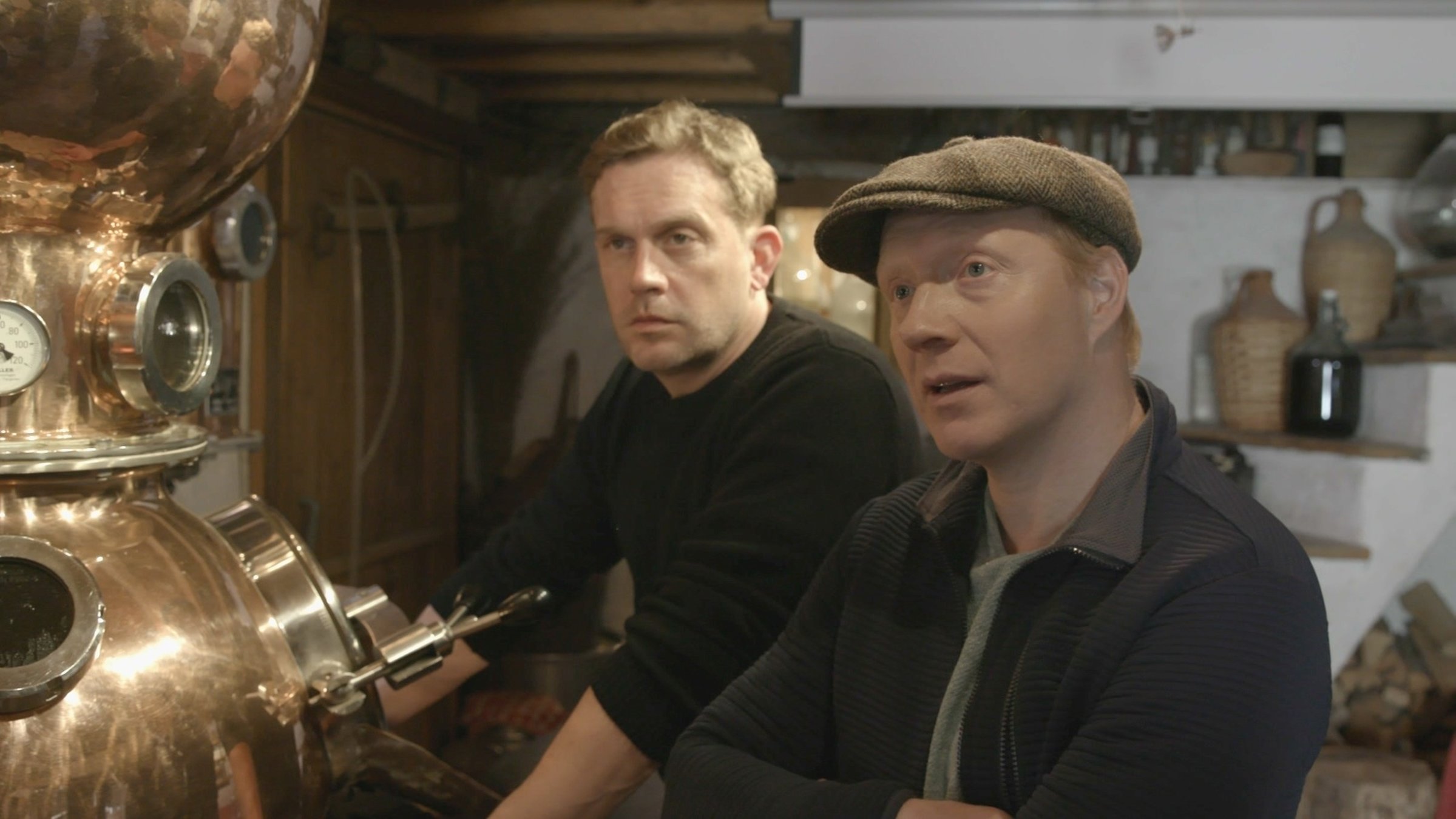 "Bezzel & Schwarz - Die Grenzgänger": Sebastian Bezzel (links) und Simon Schwarz besuchen eine Schnapsbrennerei im tirolerischen Ebbs.