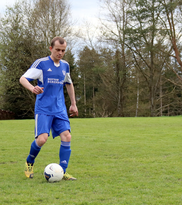 "einfach Mensch - Felix Jehle: Raus aus dem Abseits!": Felix Jehle beim Fußballspielen, er übt einen Torschuss auf dem Rasen.