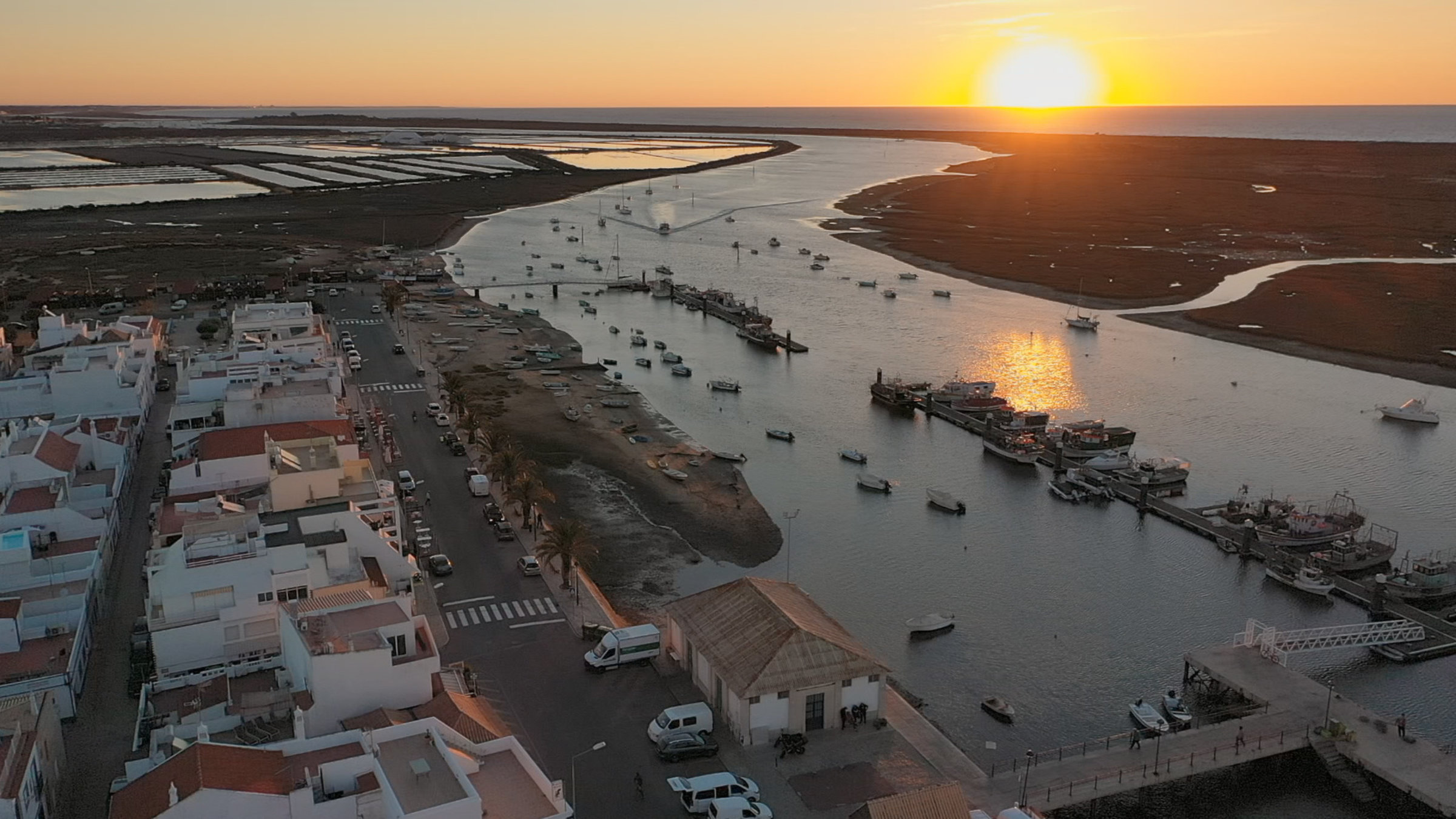 "Naturparks in Portugal": Ria Formosa.  Die Kleinstadt Santa Luzia: Ein Zentrum der portugiesischen Krakenfischerei.
