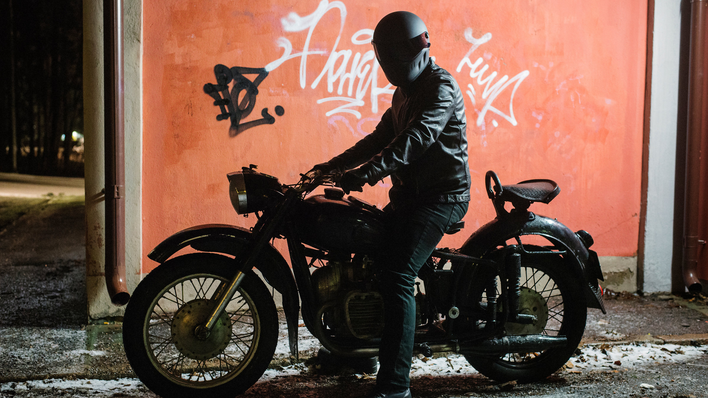 "Hanna Svensson - Blutsbande": Majmun (Ivica Zubak) sitzt auf einem Motorrad. Er trägt einen Helm und Biker-Kleidung.